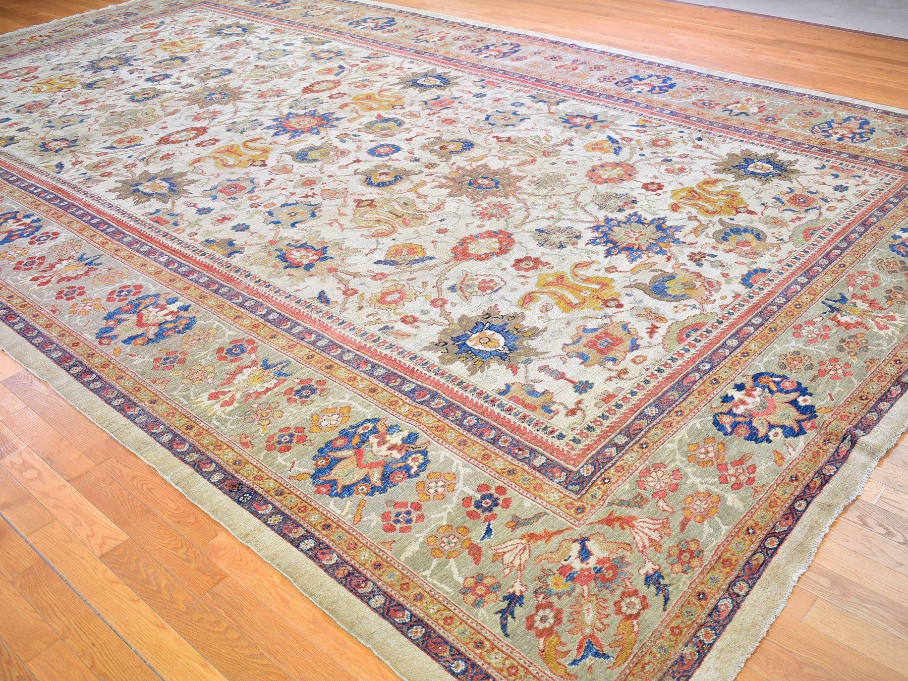 Médiéval Tapis persan Sultanabad ancien en bon état de conservation extra long en laine nouée à la main en vente