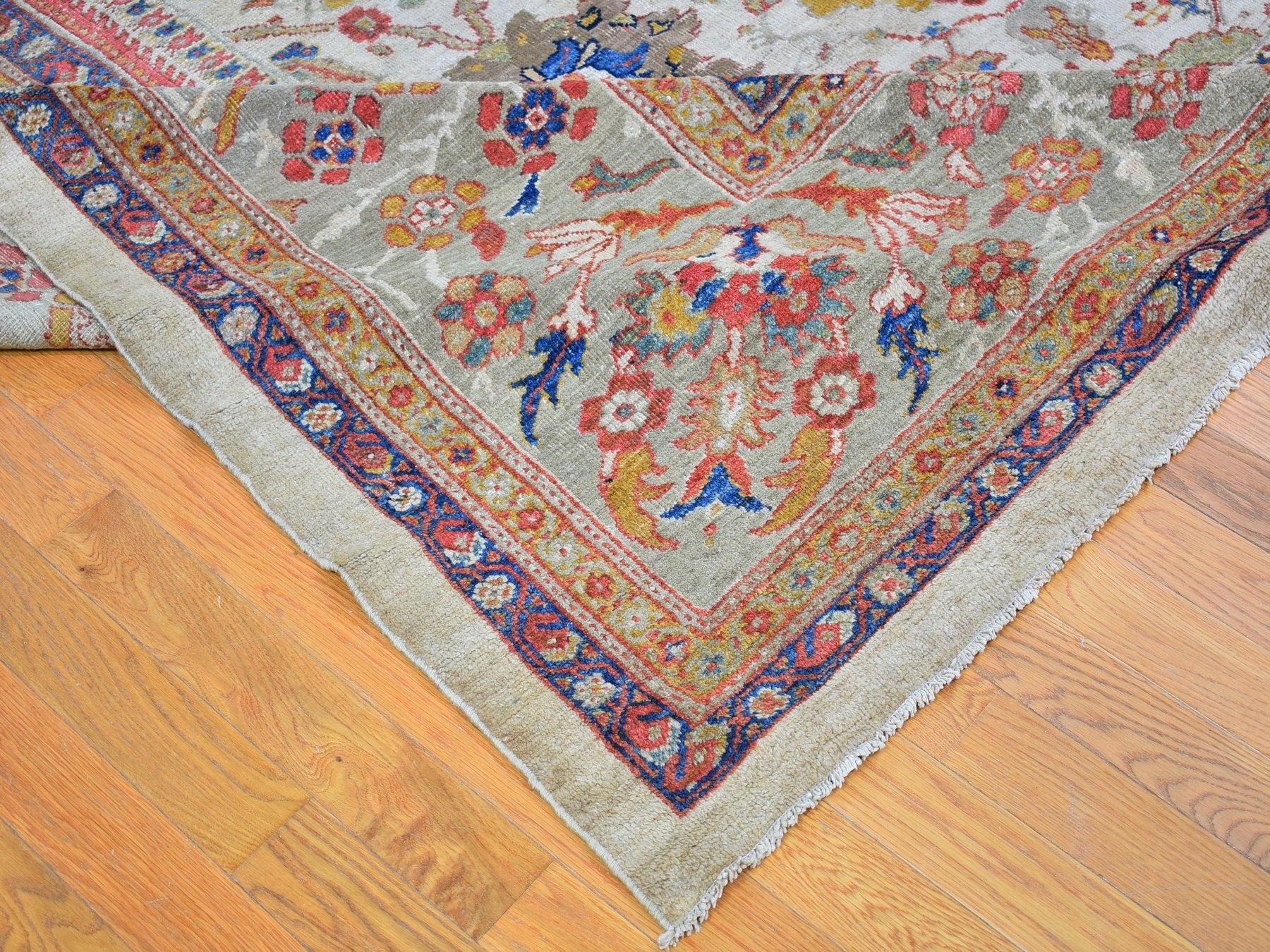 Tapis persan Sultanabad ancien en bon état de conservation extra long en laine nouée à la main Bon état - En vente à Carlstadt, NJ