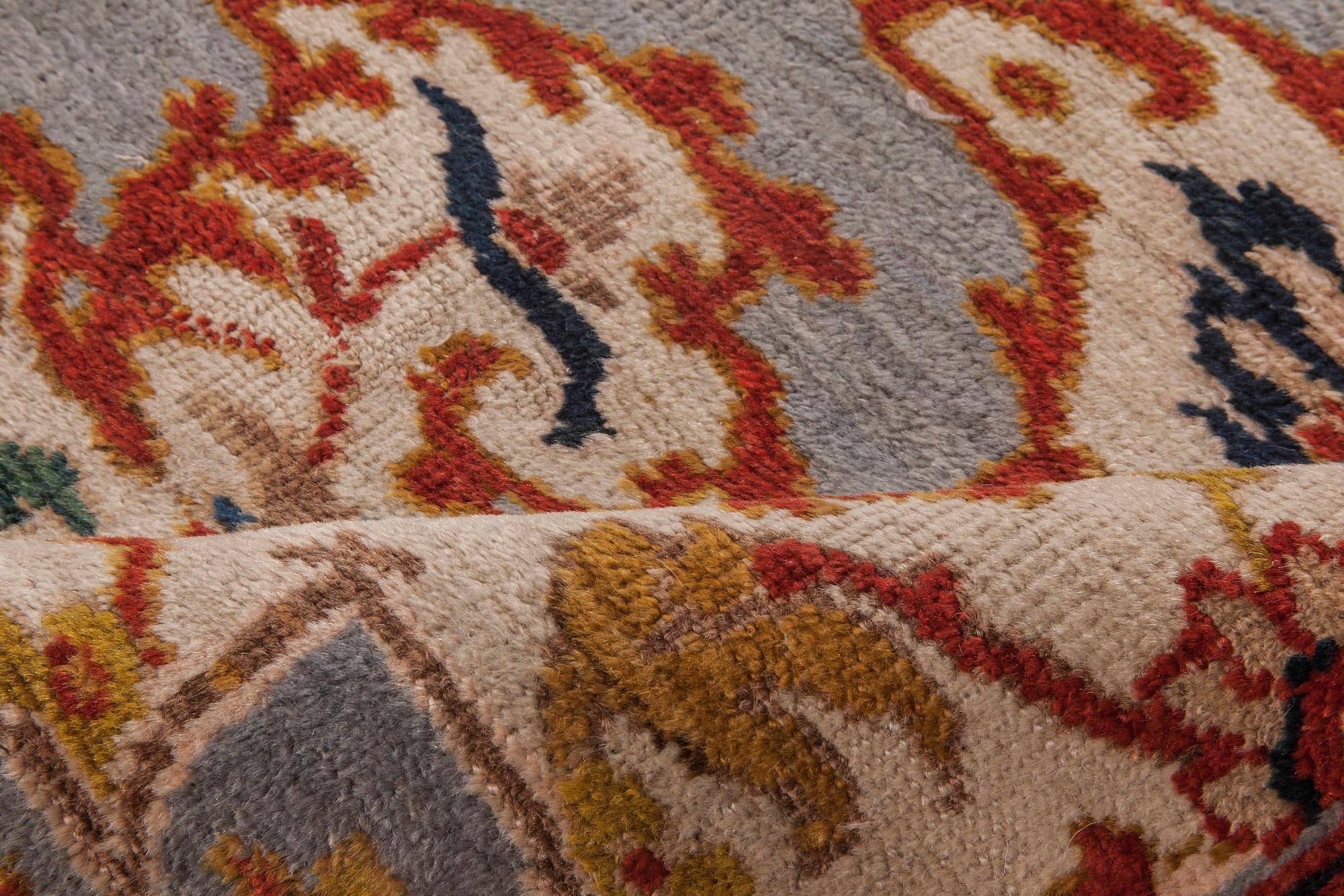 Antiker persischer Sultanabad-Teppich aus handgewebter Wolle in Grau, Beige, Karmin und Kupfer
Größe: 9'4