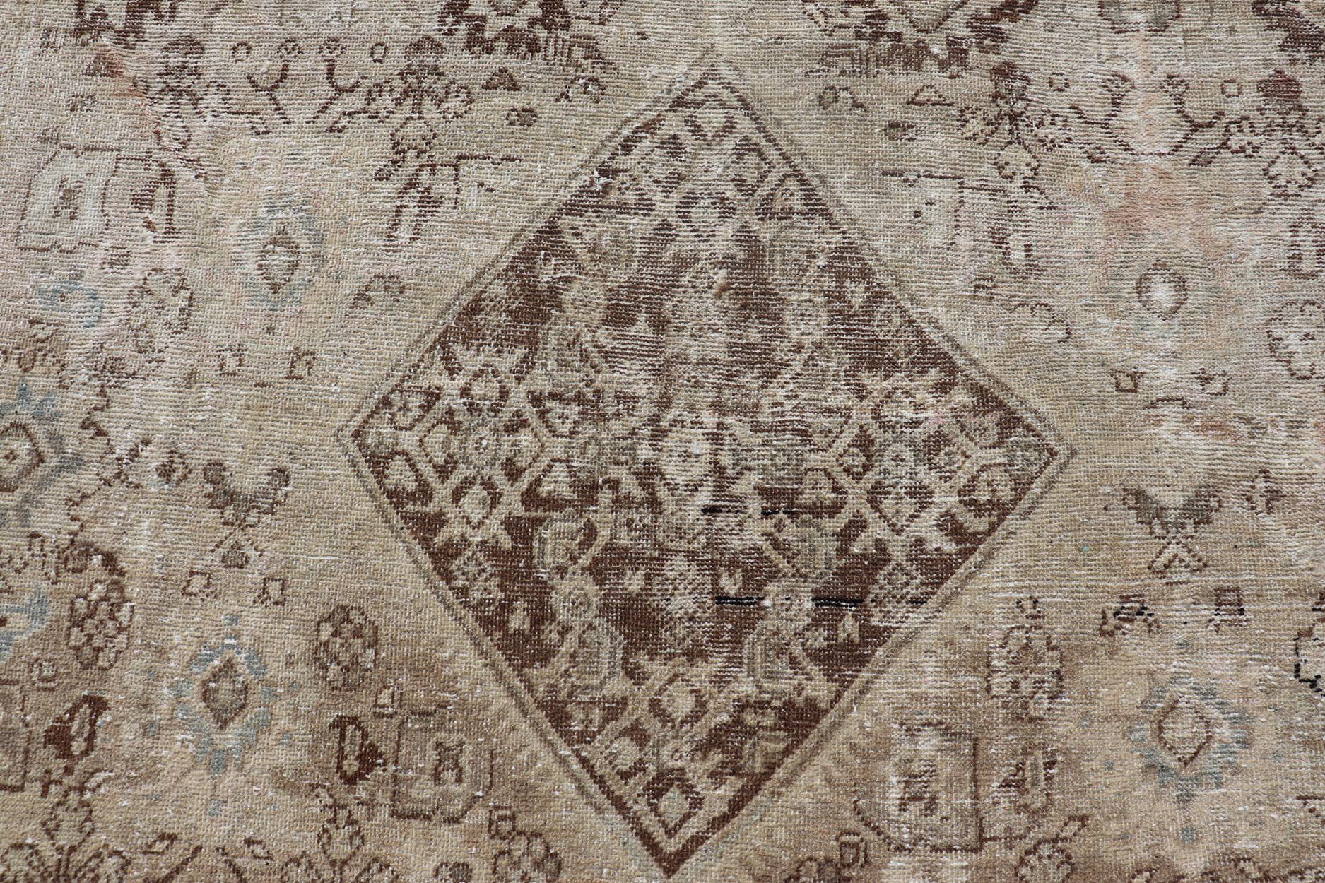 Antique Persian Sultanabad-Mahal Rug with Sub-Geometric Design With Medallion  For Sale 4