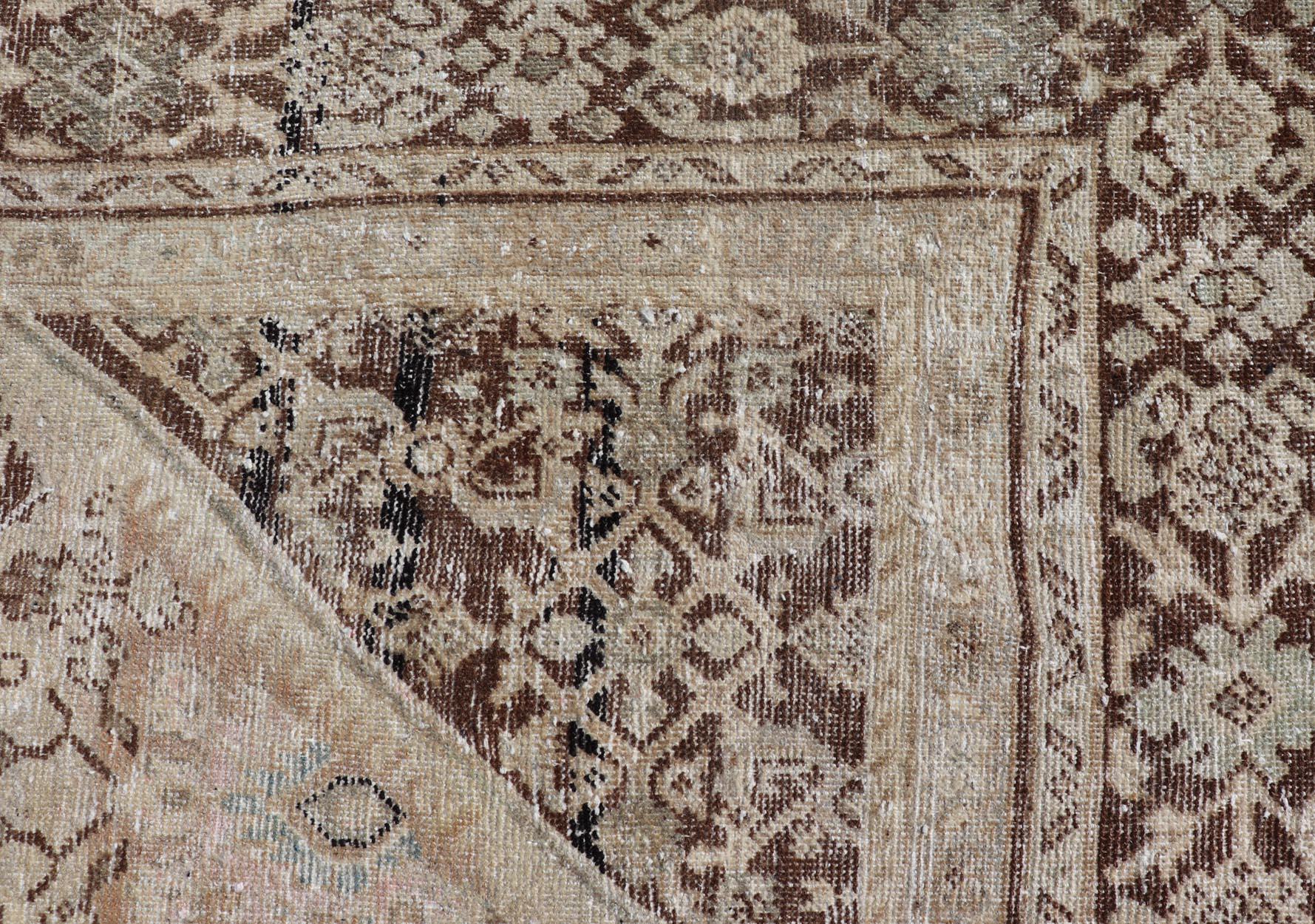 Antique Persian Sultanabad-Mahal Rug with Sub-Geometric Design With Medallion  For Sale 6