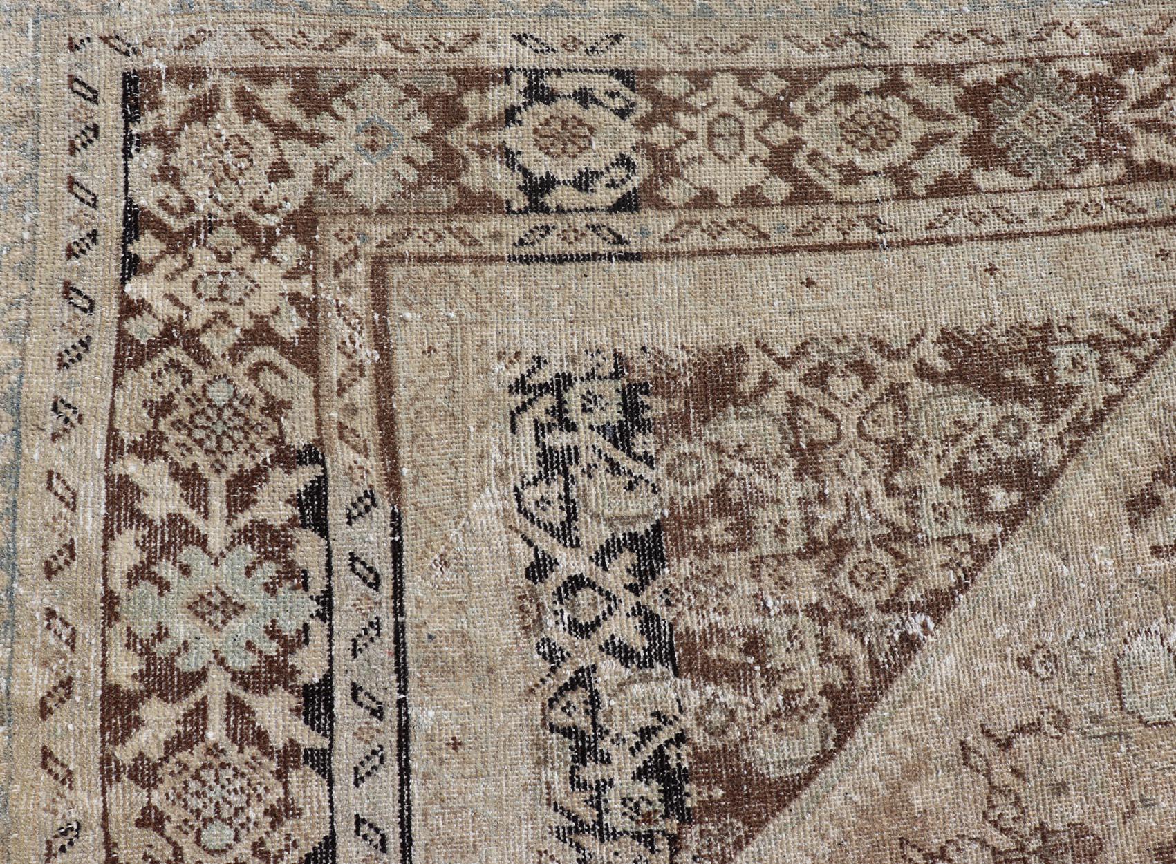 Antique Persian Sultanabad-Mahal Rug with Sub-Geometric Design With Medallion  For Sale 8