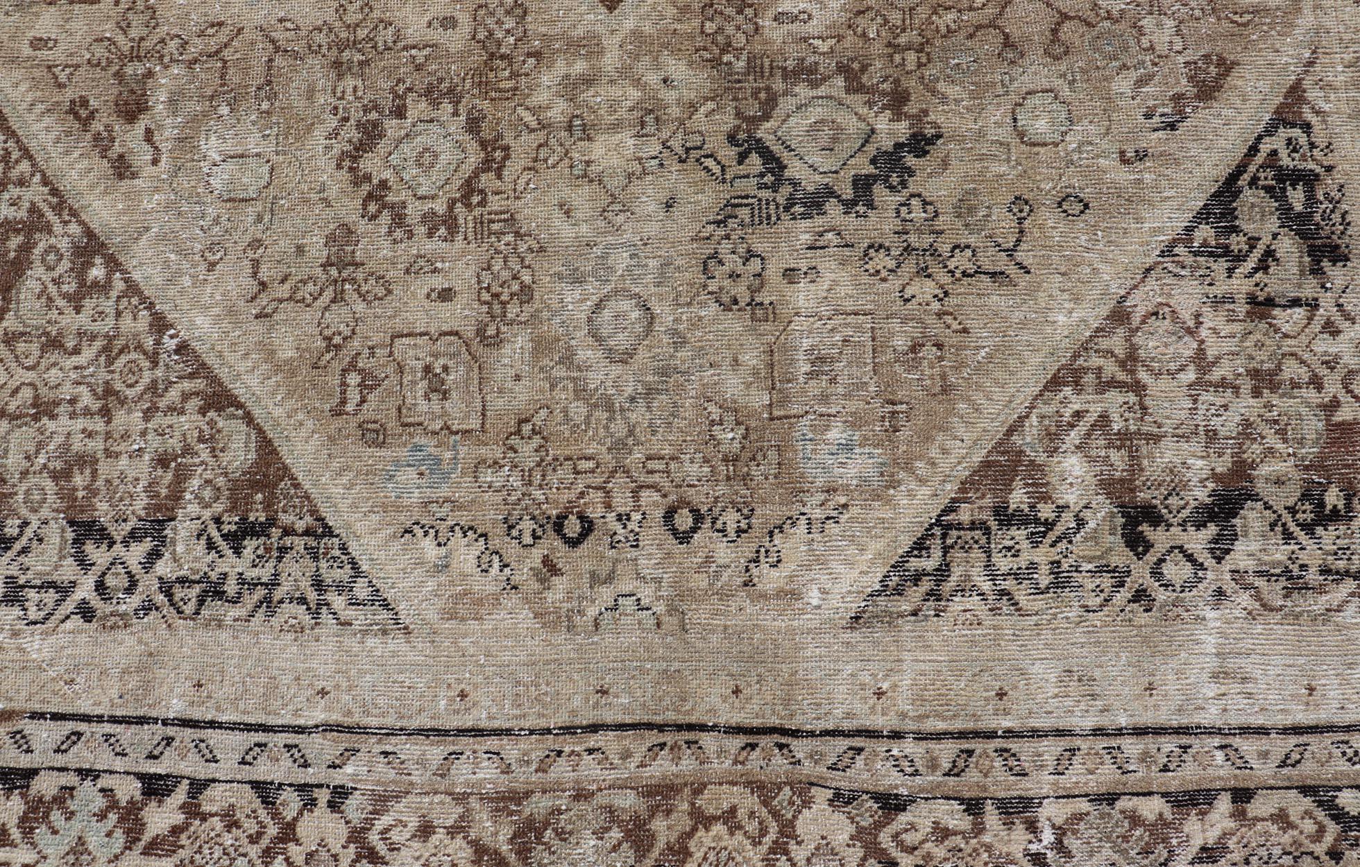 Antique Persian Sultanabad-Mahal Rug with Sub-Geometric Design With Medallion  For Sale 9