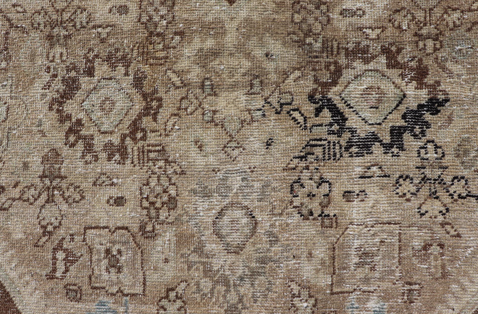 Antique Persian Sultanabad-Mahal Rug with Sub-Geometric Design With Medallion  In Good Condition For Sale In Atlanta, GA