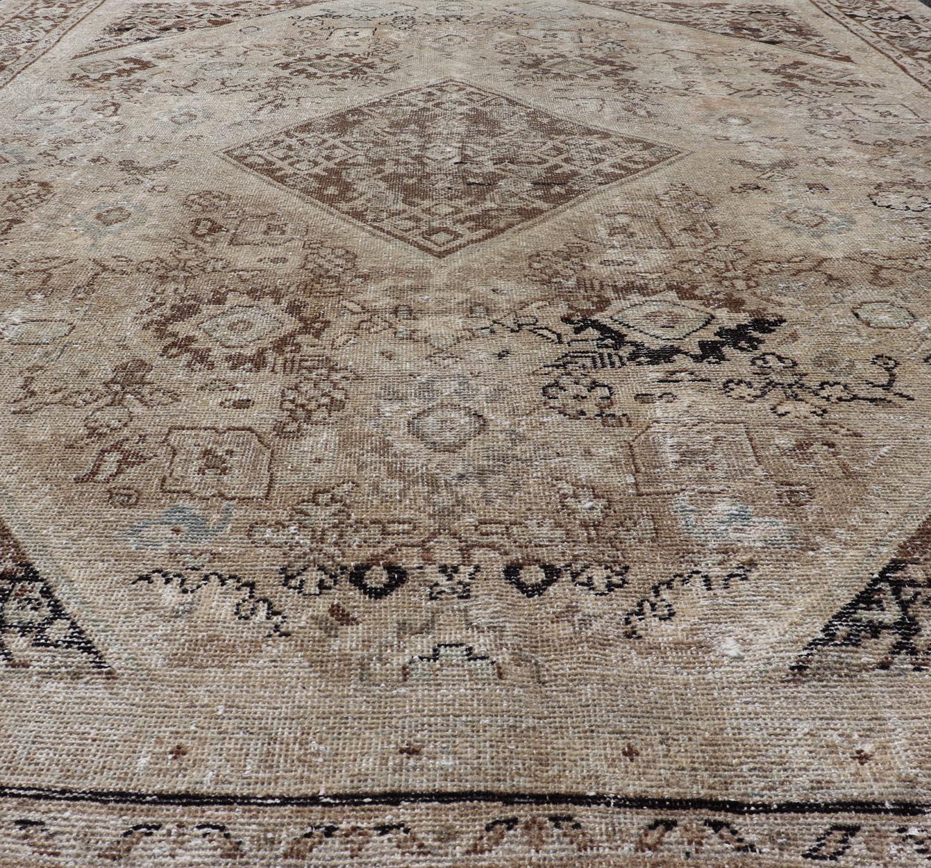 Antique Persian Sultanabad-Mahal Rug with Sub-Geometric Design With Medallion  For Sale 3