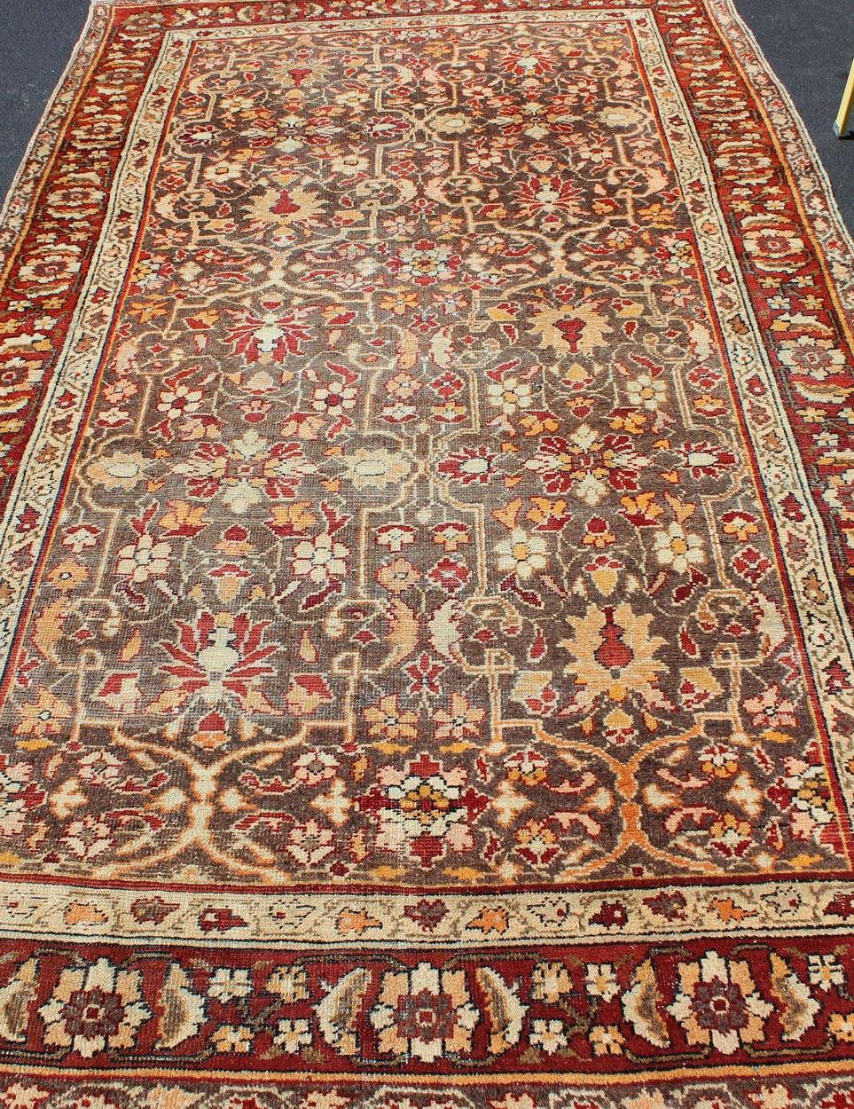 Fond gris ancien persan Sultanabad avec motifs floraux sur toute sa surface en vente 1