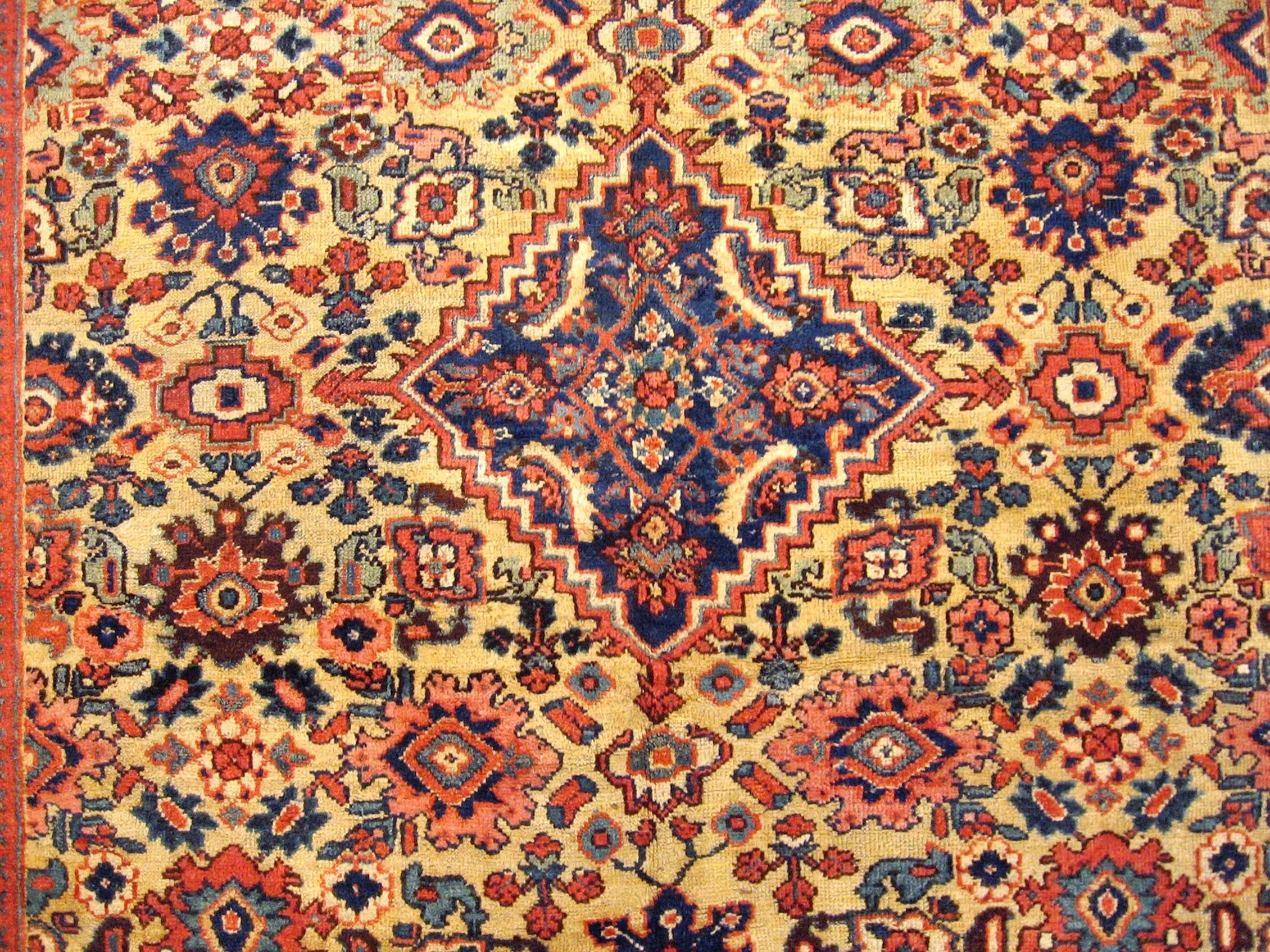 Noué à la main Tapis persan ancien Sultanabad Oriental, taille de pièce, avec médaillon central en vente