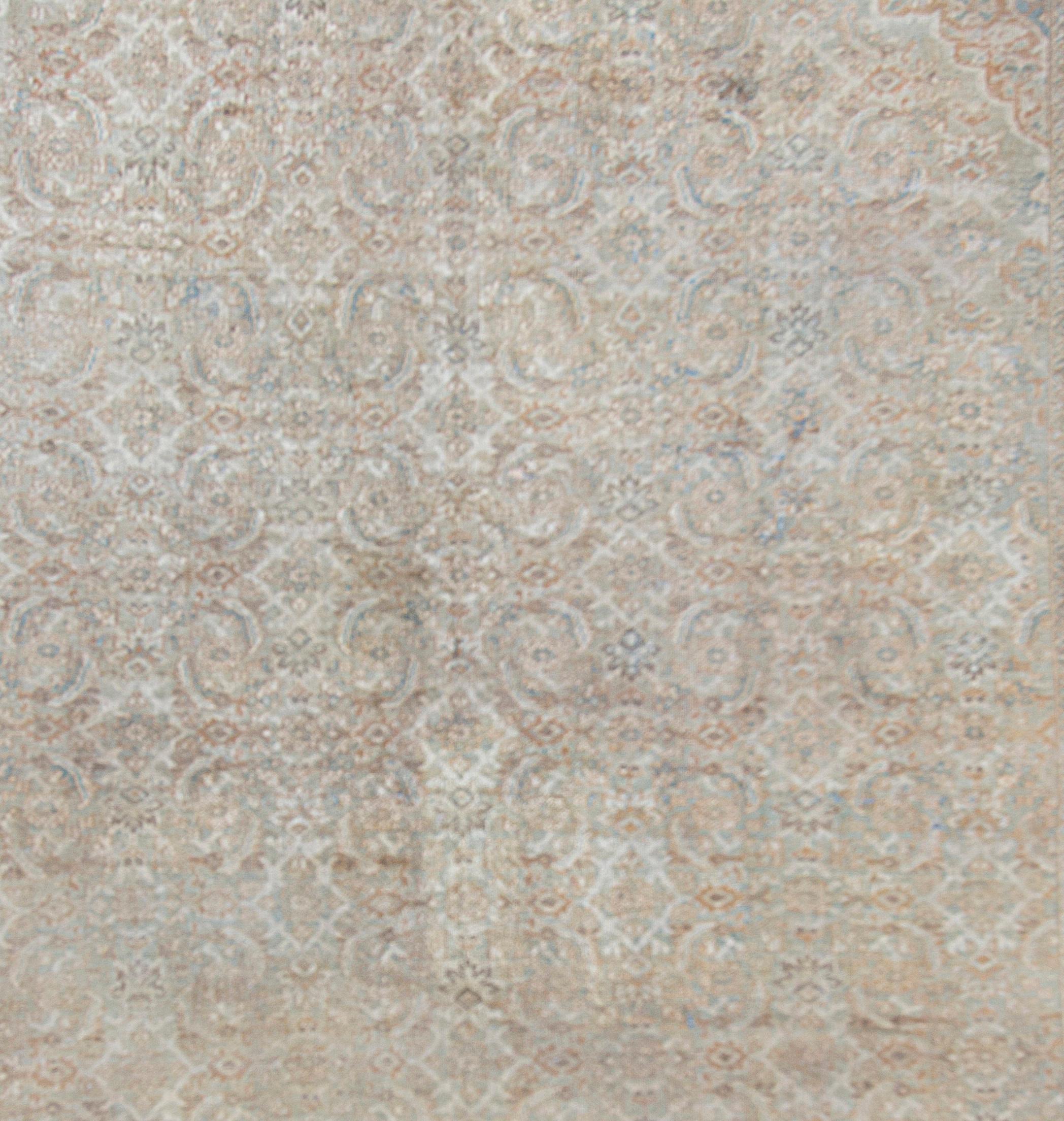 Antiker persischer Sultanabad-Teppich. Größe: 10'6 x 13'5. Eine äußerst subtile und zurückhaltende Farbgebung kennzeichnet diesen nordwestpersischen Stadtteppich, der wahrscheinlich von der Firma Ziegler aus Manchester, England, stammt. Das