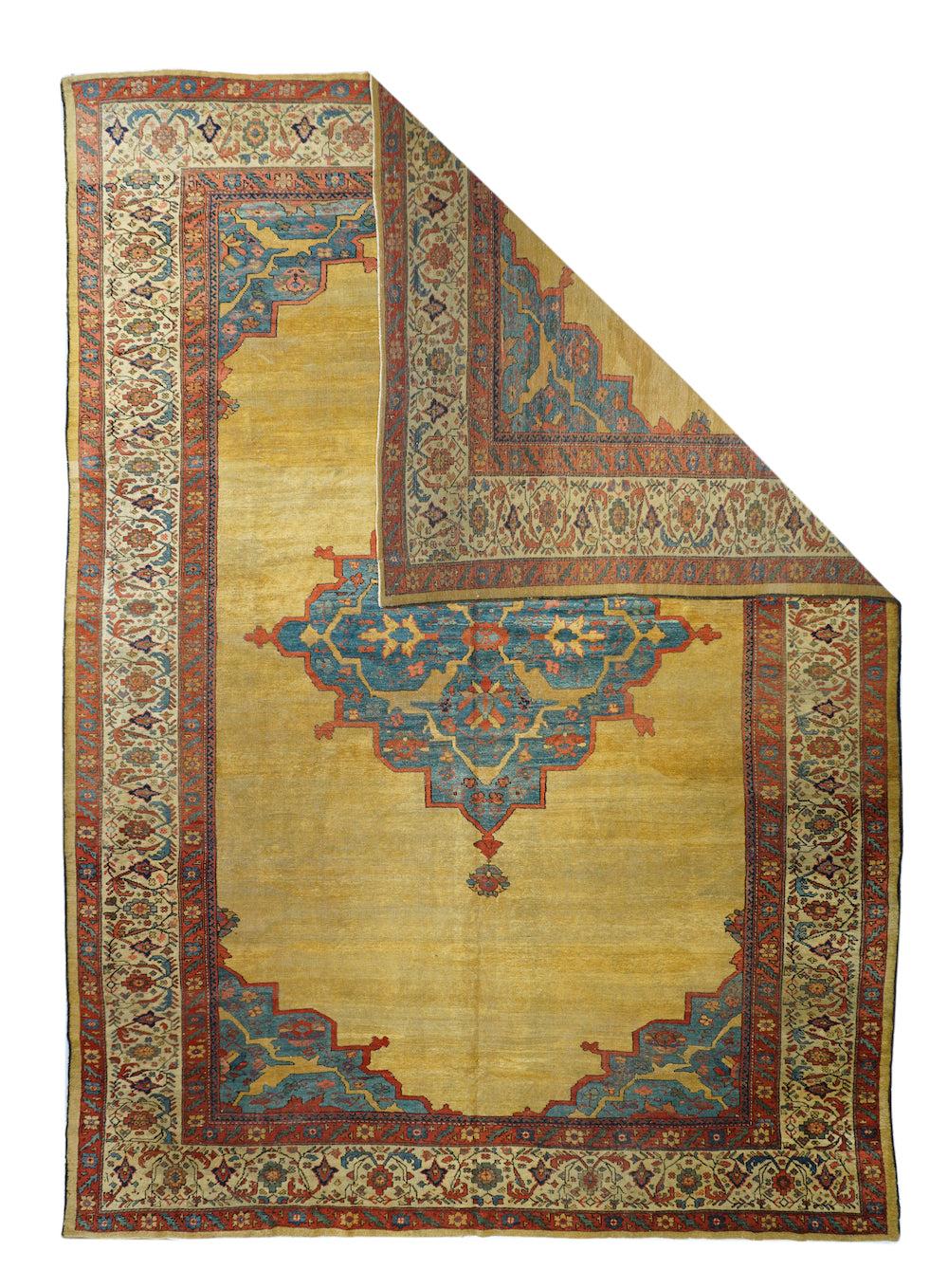 Tapis ancien persan Sultanabad 10'8'' x 14'9''. L'extraordinaire champ ouvert jaune paille accueille un médaillon bleu clair à lobes anguleux et à gradins, abrasé, avec huit petits pendentifs et d'autres plus petits. Un sous-médaillon ajouré est