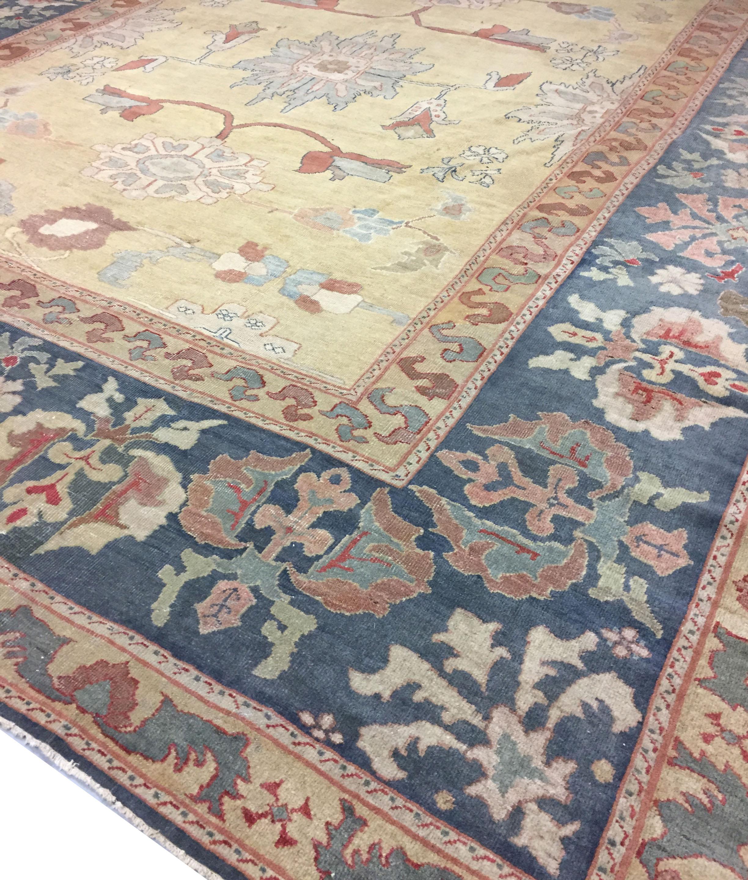 Antiker persischer Sultanabad-Teppich 13'1 X 16'4. Eine schöne circa 1880 persischen Sultanabad Teppich. Das offene Feld, das von einer breiten Hauptbordüre umgeben ist, vermittelt ein Gefühl von Stärke, das jedoch mit der Weichheit des Hauptgrundes