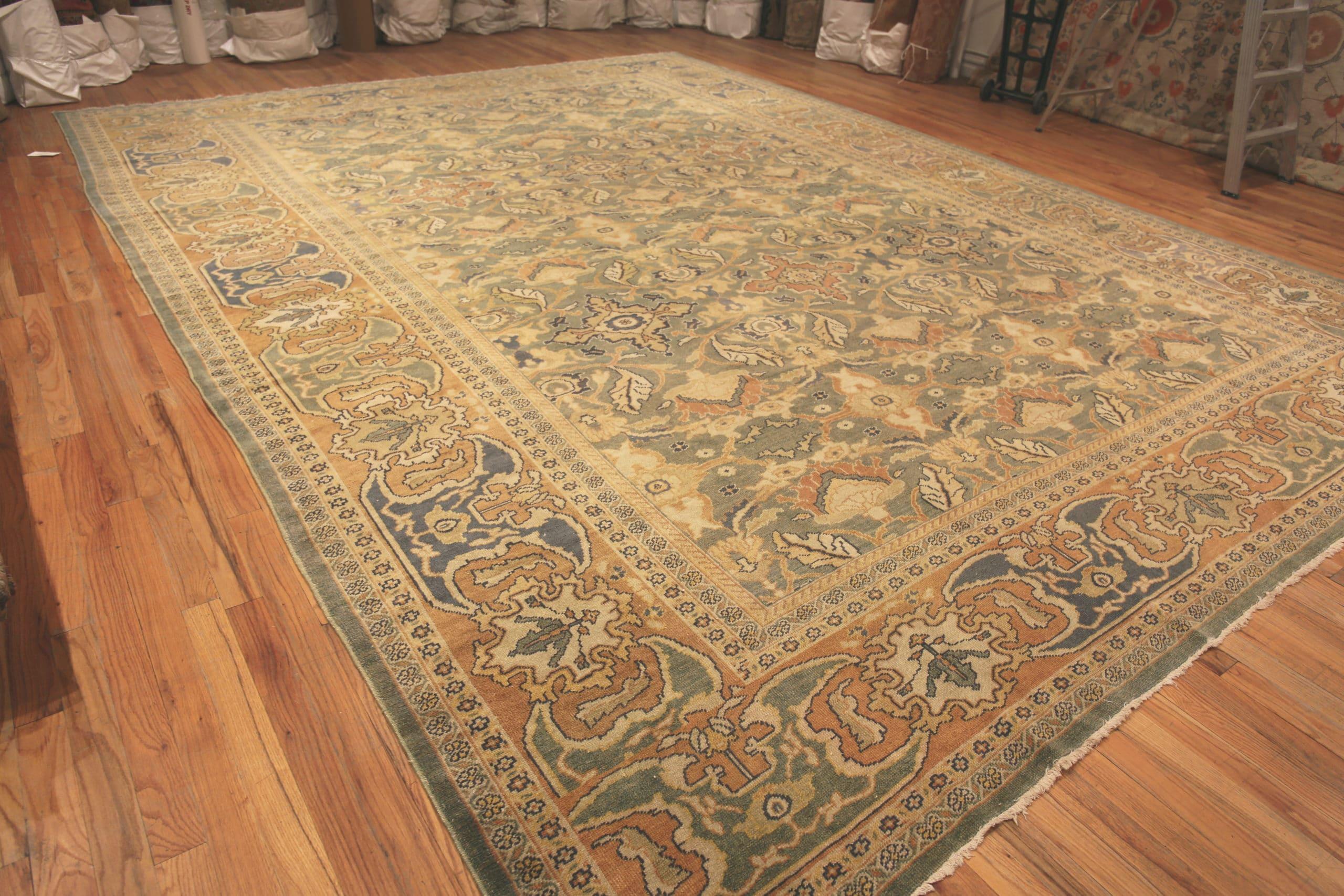 Nazmiyal Collection Antique Persian Sultanabad Rug. 14 ft 6 in x 18 ft 9 in In Good Condition For Sale In New York, NY