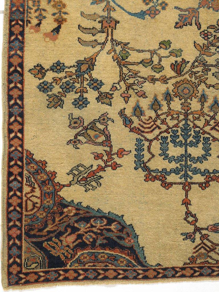 Antiker persischer Sultanabad-Teppich 3'5 x 4'. Ein schöner kleiner, quadratischer Sultanabad-Teppich. Handgeknüpft in Persien, um 1900. Der Detailreichtum der geflochtenen Blumenranken wird durch die filigranen Eckzwickel perfekt ergänzt.