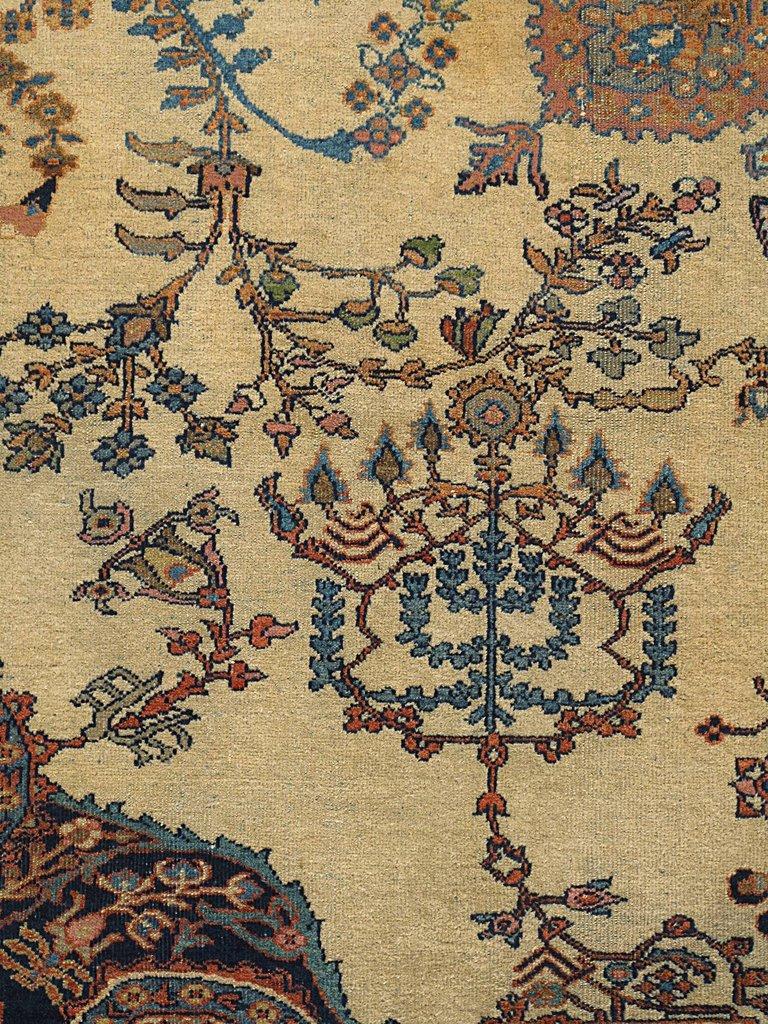 Antiker persischer Sultanabad-Teppich  3'5 x 4' im Zustand „Gut“ im Angebot in New York, NY