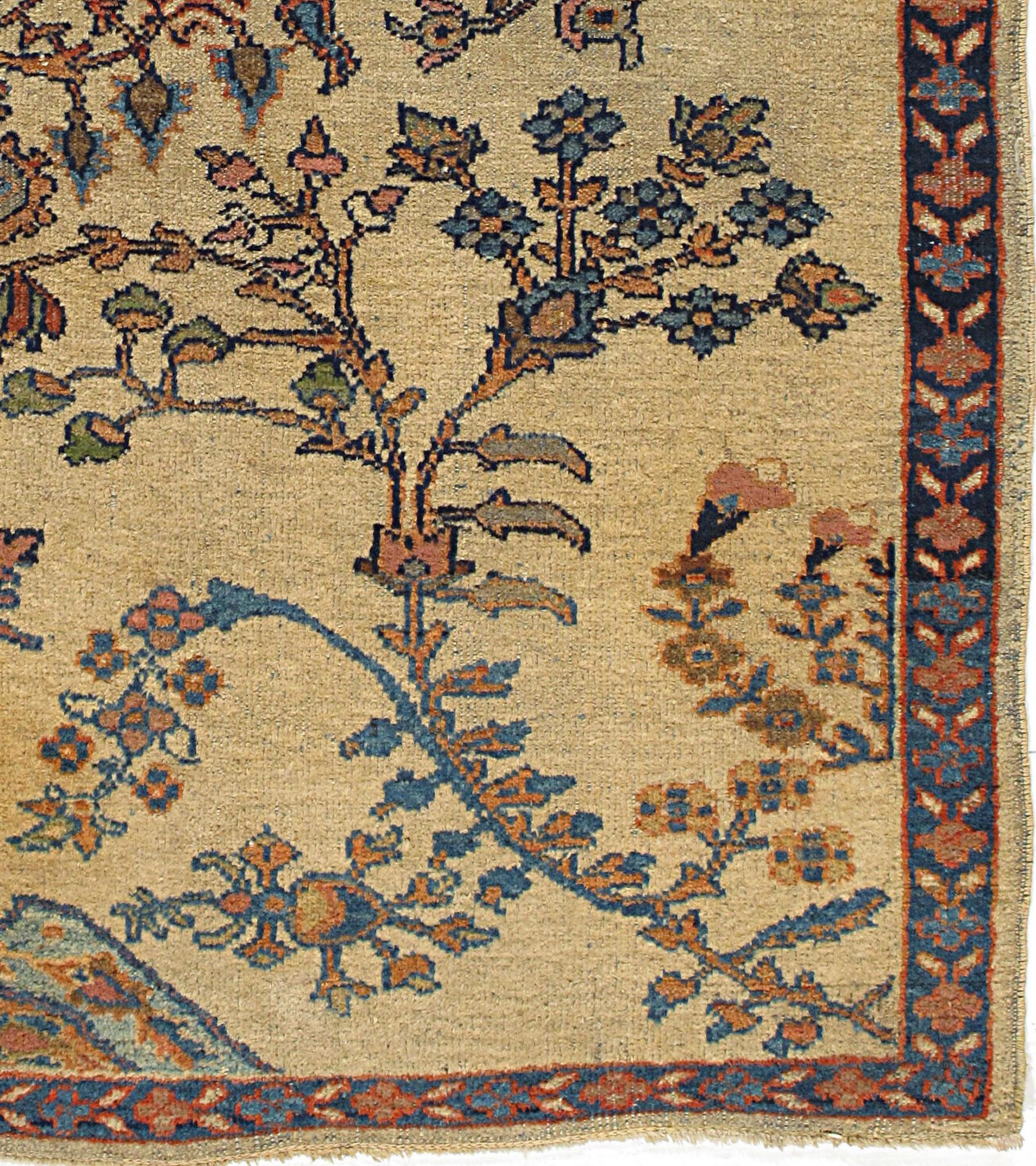Antiker persischer Sultanabad-Teppich  3'5 x 4' (19. Jahrhundert) im Angebot
