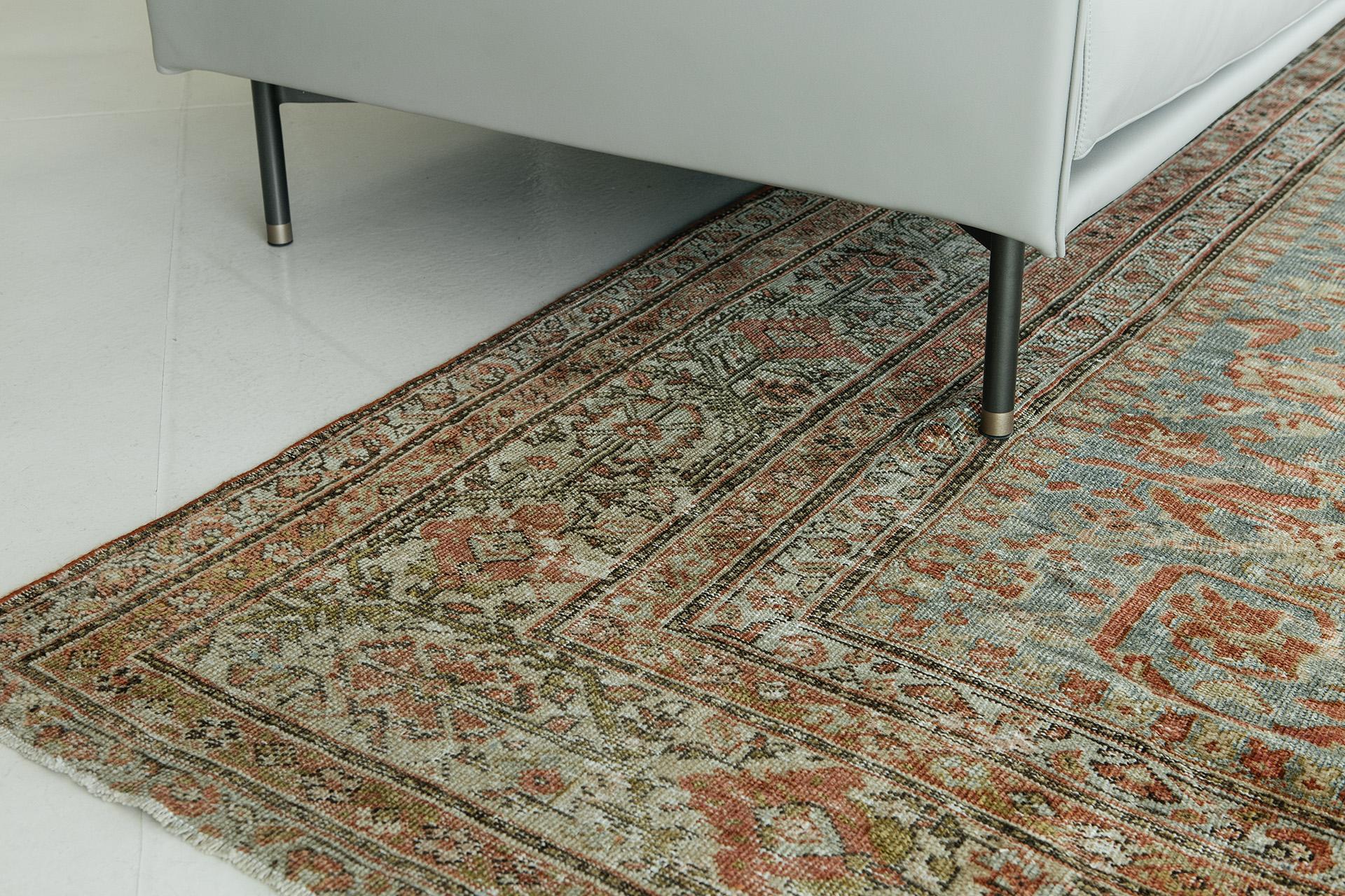 Dieses antike Sultanabad strotzt nur so von Arabesken. Der indigoblaue Abrasch-Grund hebt die kontrastierenden Töne von Rosa und Ziegelrot in den aufgewühlten, großformatigen Blattmotiven des All-Over-Feldmusters hervor. Eine ausgedehnte Reihe von