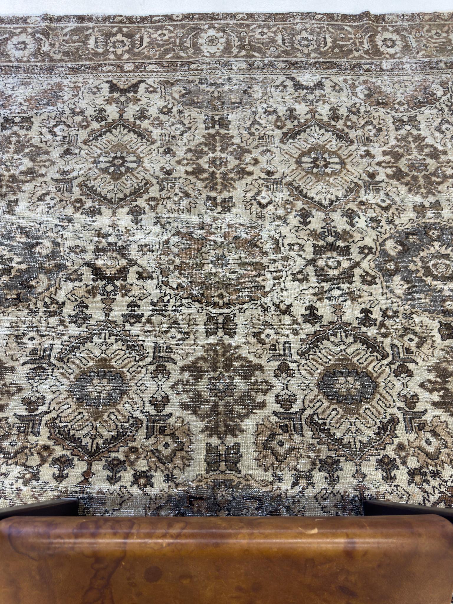 Antique Persian Sultanabad Rug In Good Condition For Sale In WEST HOLLYWOOD, CA