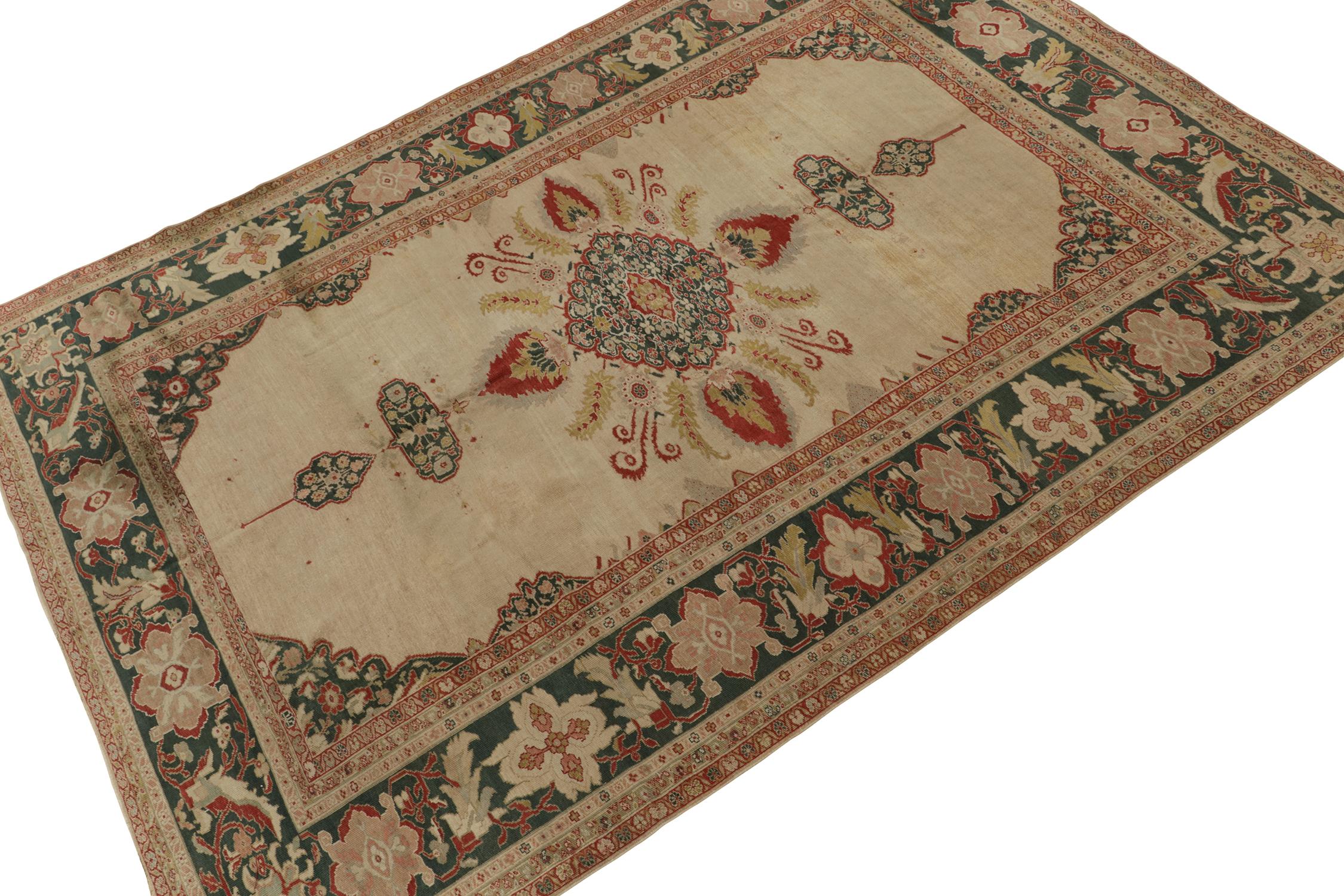 Perse Tapis persan ancien Sultanabad en médaillon à fleurs beige, par Rug & Kilim en vente