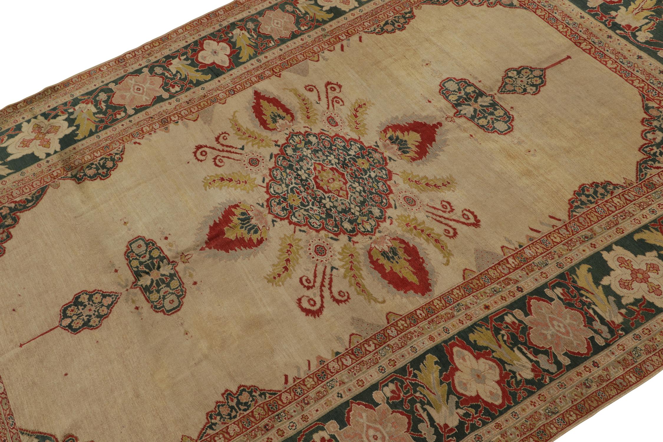 Noué à la main Tapis persan ancien Sultanabad en médaillon à fleurs beige, par Rug & Kilim en vente