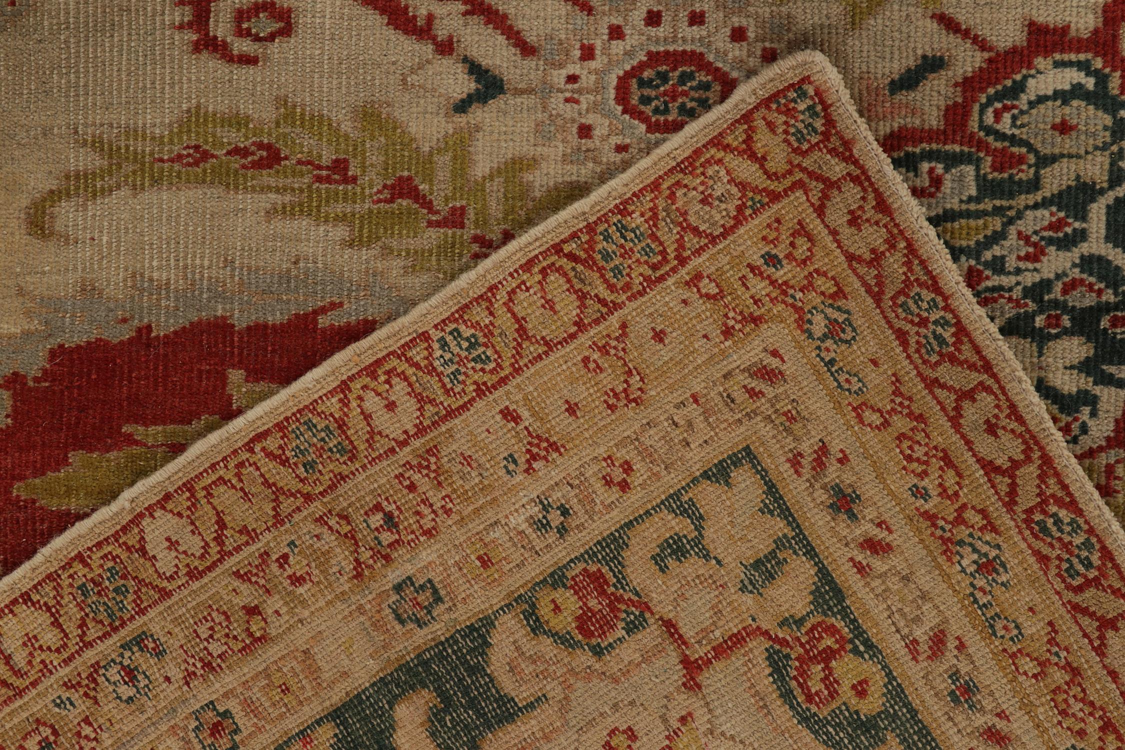 Laine Tapis persan ancien Sultanabad en médaillon à fleurs beige, par Rug & Kilim en vente