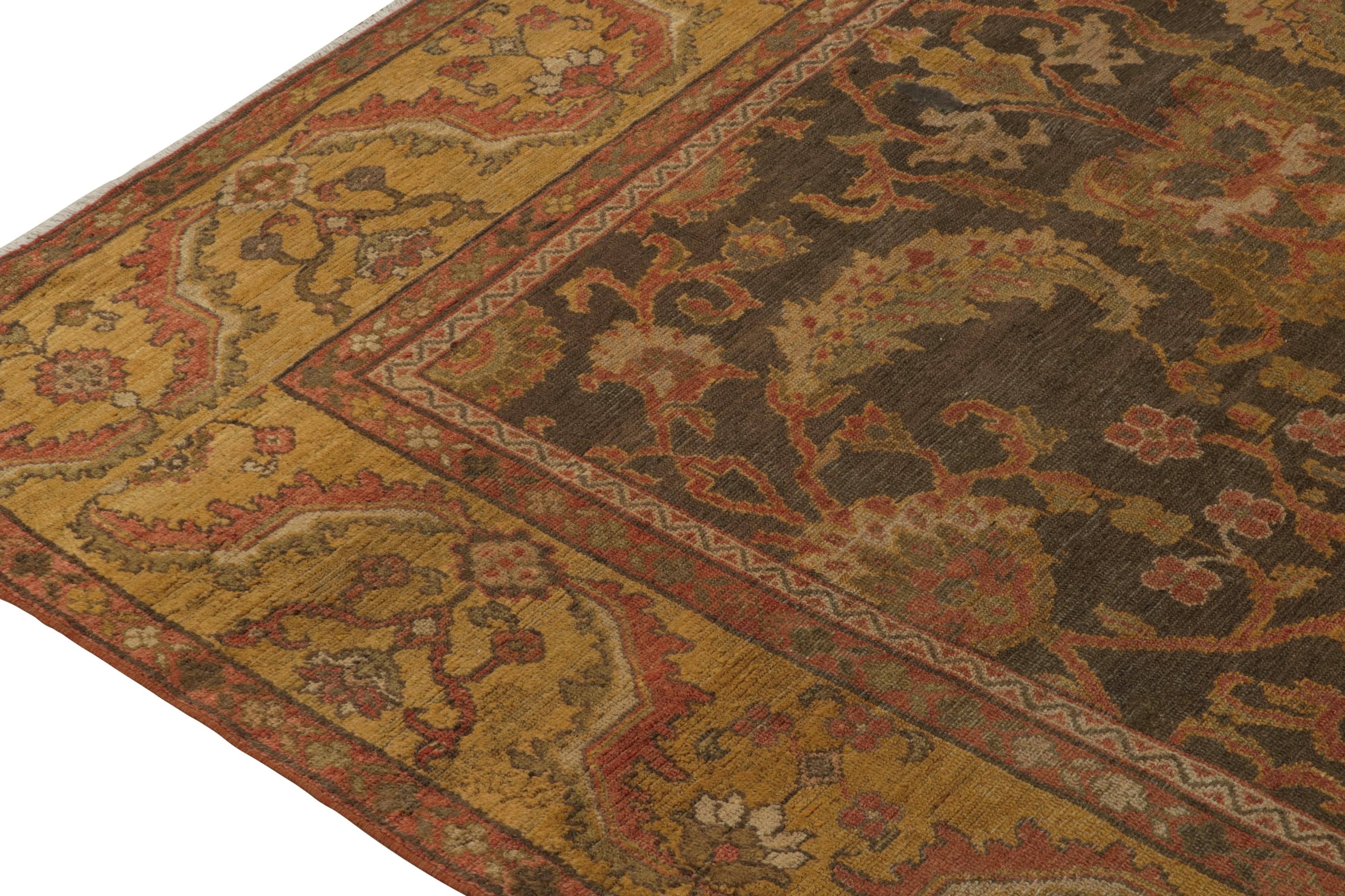 Annodato a mano Antico tappeto persiano Sultanabad Rugs con motivo floreale oro e rosso di Rug & Kilim in vendita