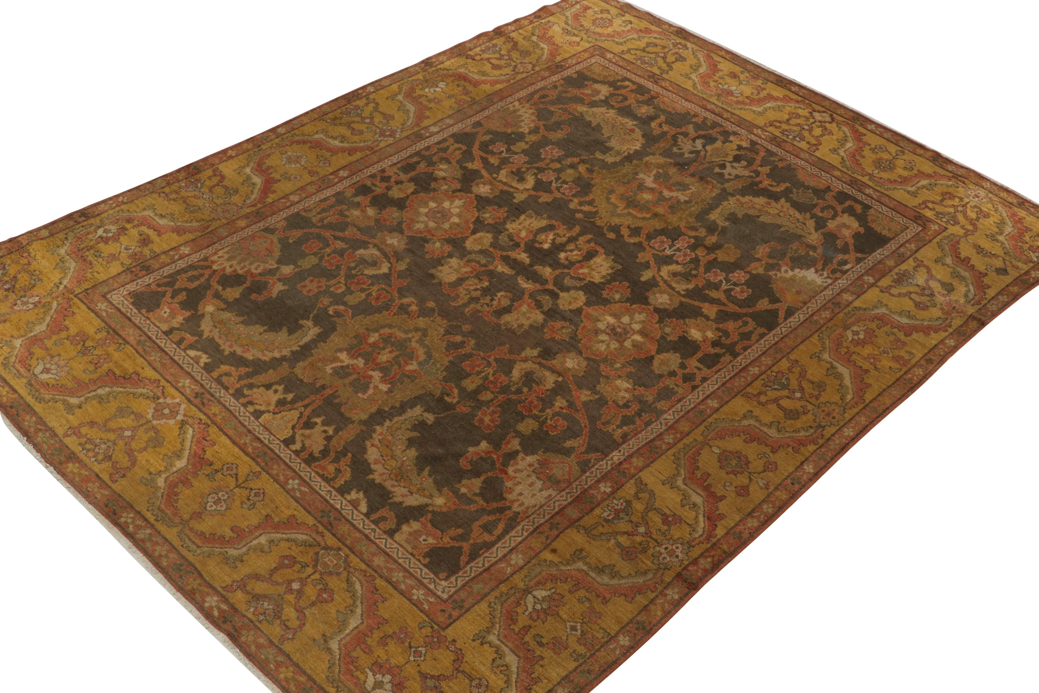 Inizio XX secolo Antico tappeto persiano Sultanabad Rugs con motivo floreale oro e rosso di Rug & Kilim in vendita