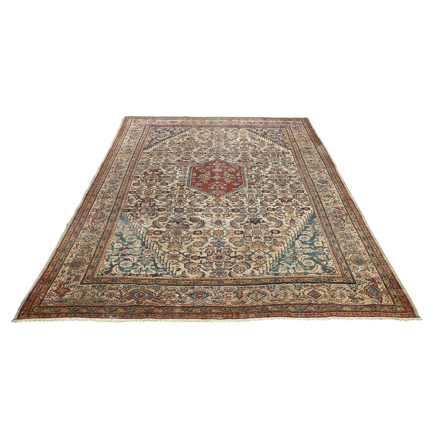 Les tapis Sultanabad sont un type de tapis persan originaire de la région de Sultanabad (aujourd'hui Arak), dans le centre de l'Iran. Ces tapis sont connus pour leurs grands motifs audacieux, leurs couleurs vives et leur excellente qualité