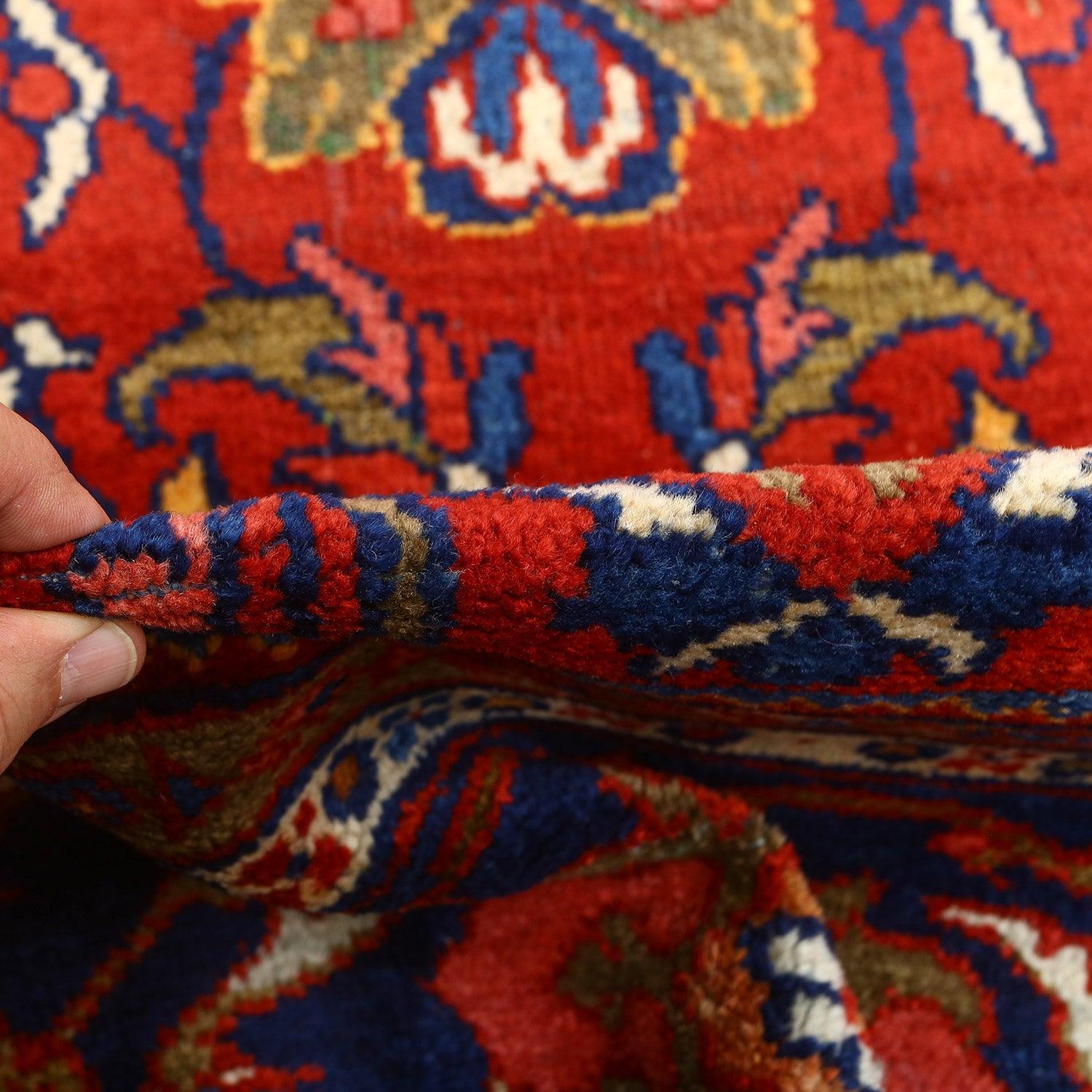 Sultanabad-Teppiche sind eine Art von Perserteppich, der aus der Region Sultanabad (heute Arak) im Zentraliran stammt. Diese Teppiche sind bekannt für ihre großen, kühnen Muster, ihre leuchtenden Farben und ihre hervorragende Handwerkskunst, was sie