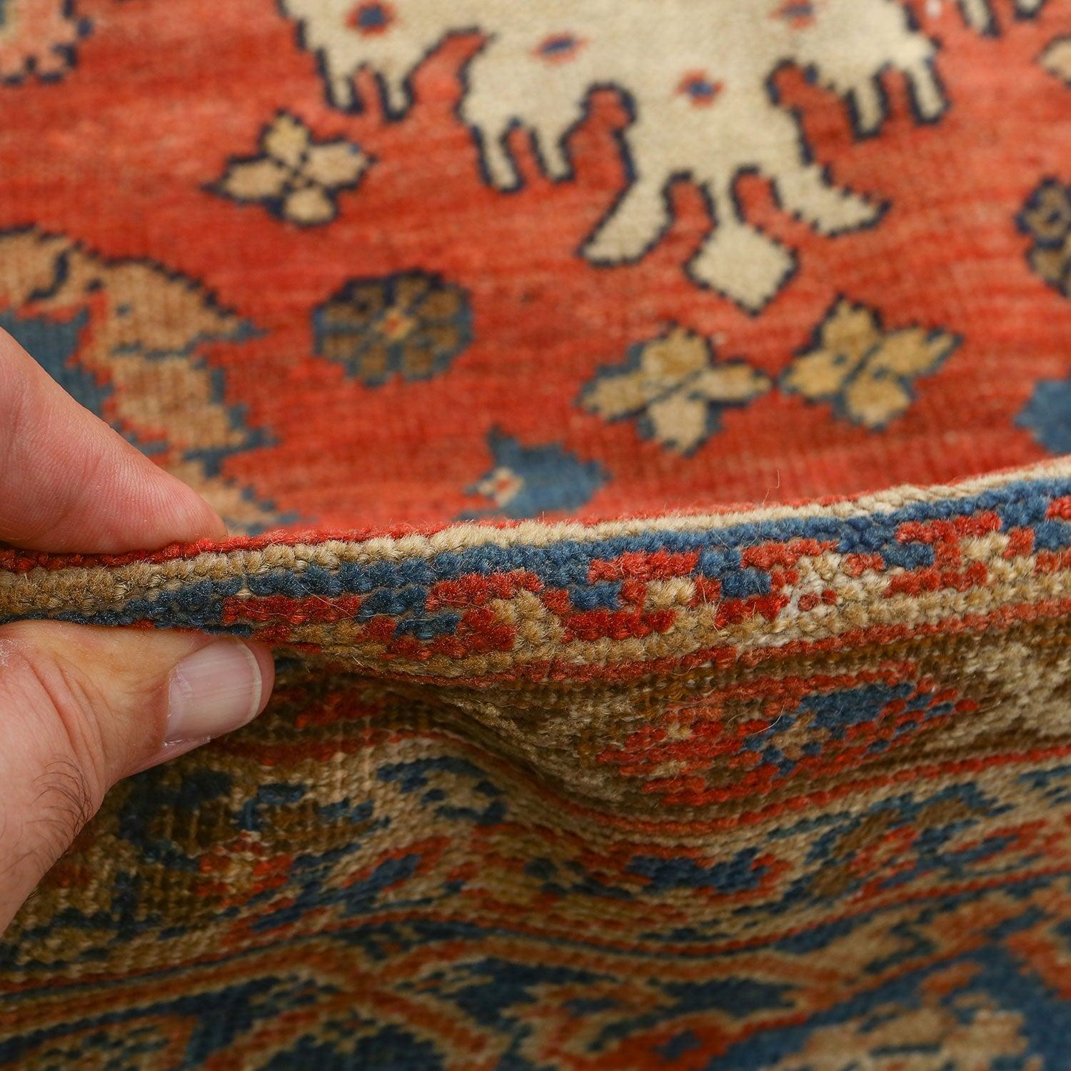 Les tapis Sultanabad sont un type de tapis persan originaire de la région de Sultanabad (aujourd'hui Arak), dans le centre de l'Iran. Ces tapis sont connus pour leurs grands motifs audacieux, leurs couleurs vives et leur excellente qualité