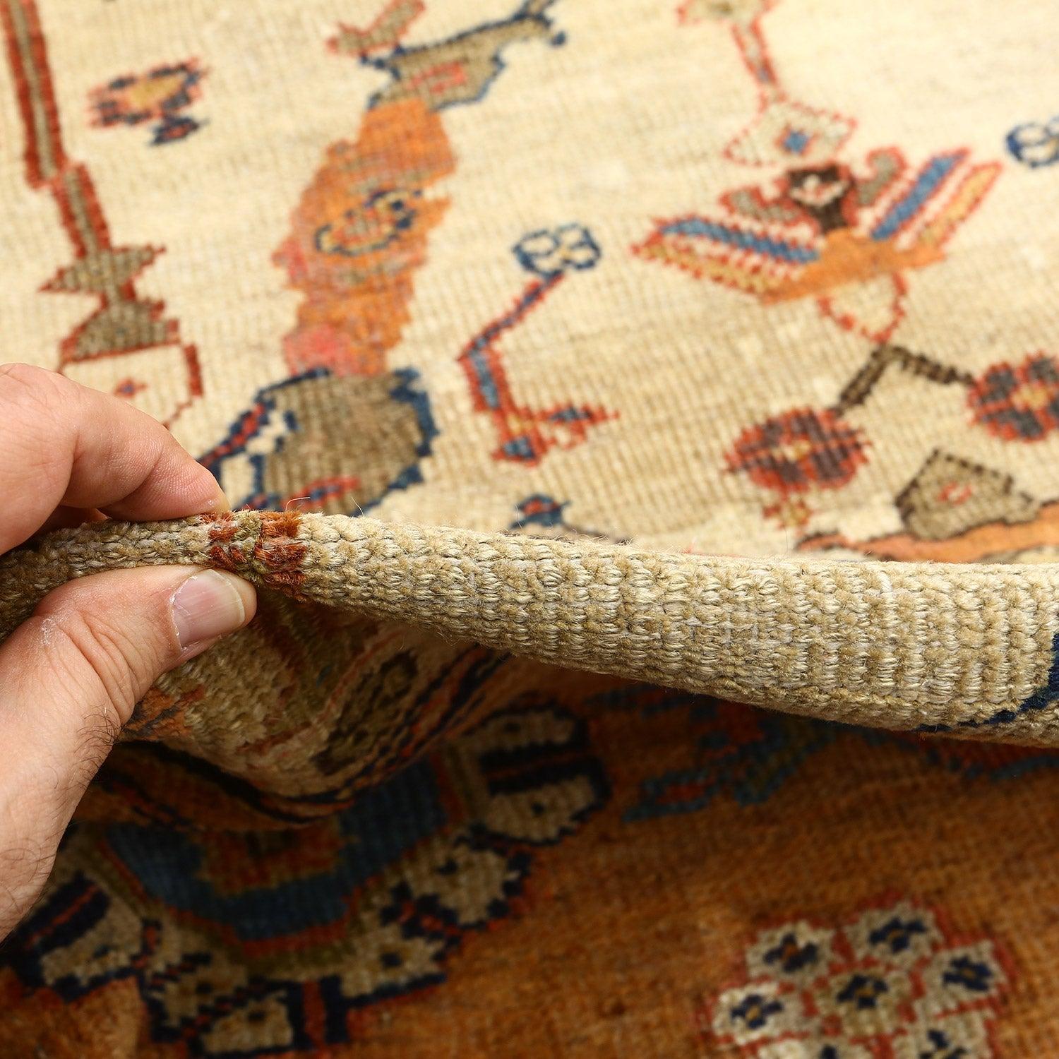 Les tapis Sultanabad sont un type de tapis persan originaire de la région de Sultanabad (aujourd'hui Arak), dans le centre de l'Iran. Ces tapis sont connus pour leurs grands motifs audacieux, leurs couleurs vives et leur excellente qualité