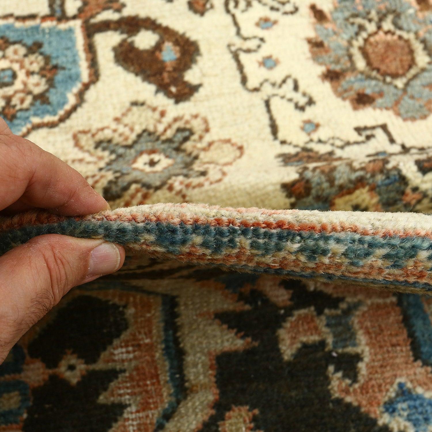 Les tapis Sultanabad sont un type de tapis persan originaire de la région de Sultanabad (aujourd'hui Arak), dans le centre de l'Iran. Ces tapis sont connus pour leurs grands motifs audacieux, leurs couleurs vives et leur excellente qualité