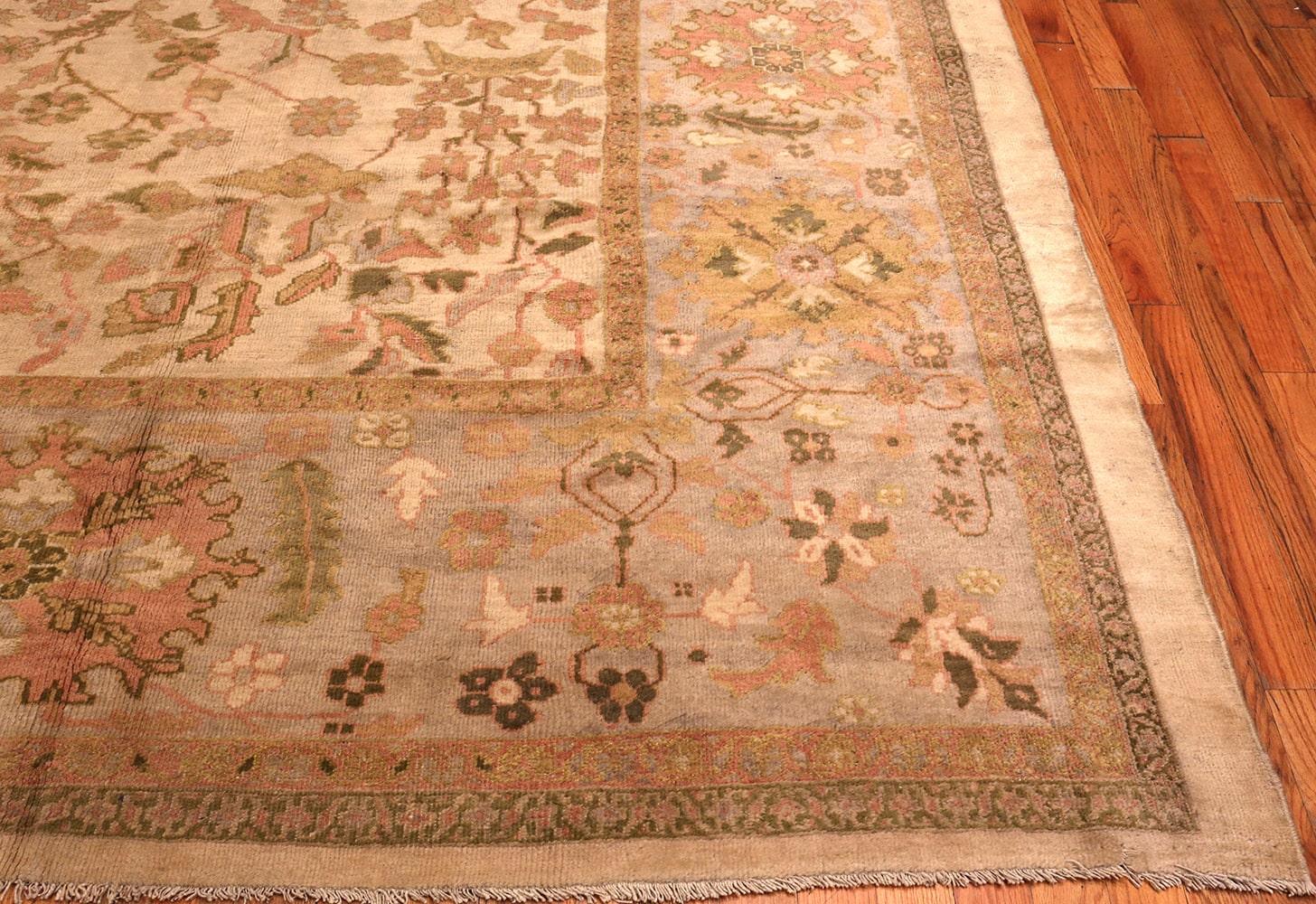 Antique Persian Sultanabad Rug. Size: 13 ft 9 in x 18 ft 5 in In Good Condition In New York, NY