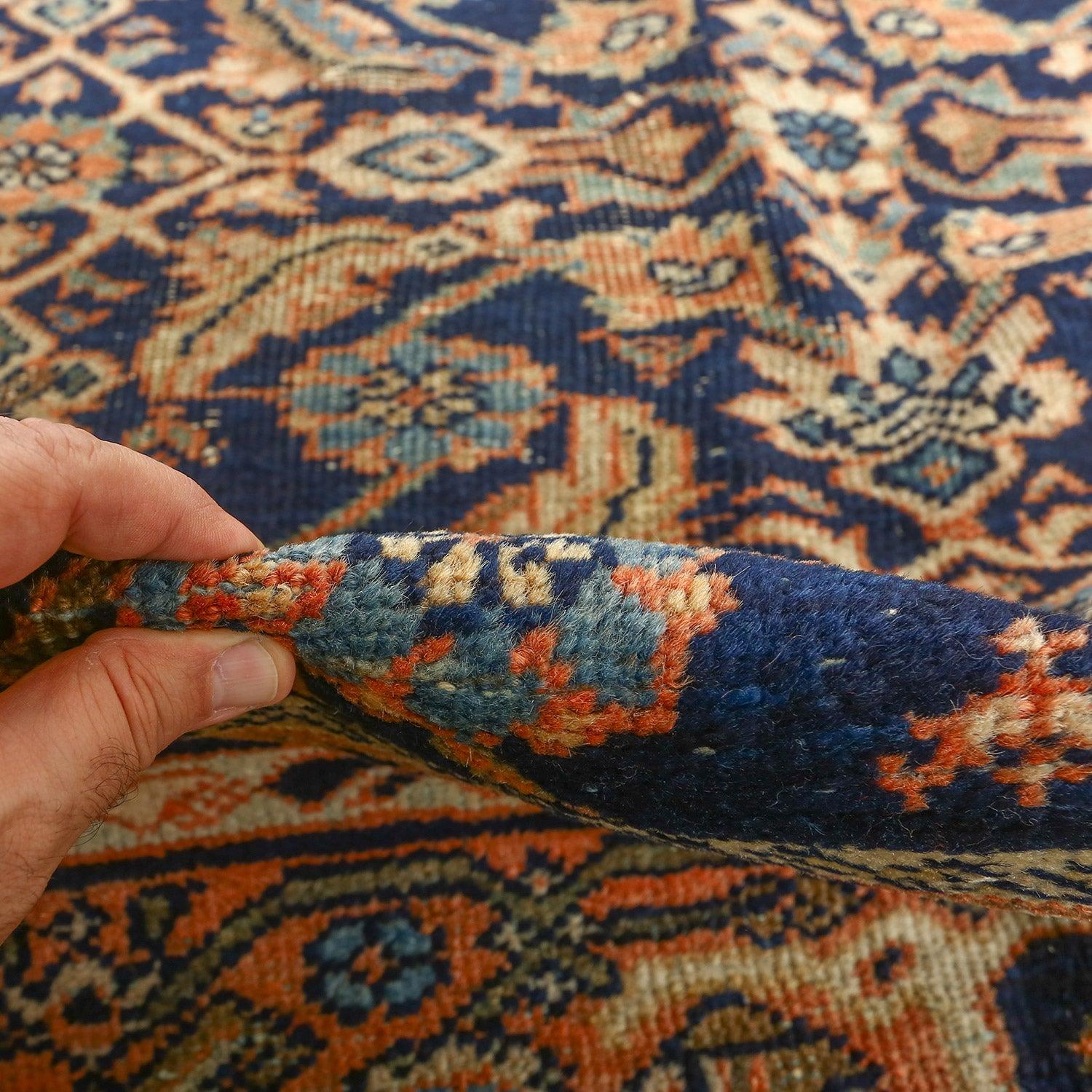 Les tapis Sultanabad sont un type de tapis persan originaire de la région de Sultanabad (aujourd'hui Arak), dans le centre de l'Iran. Ces tapis sont connus pour leurs grands motifs audacieux, leurs couleurs vives et leur excellente qualité
