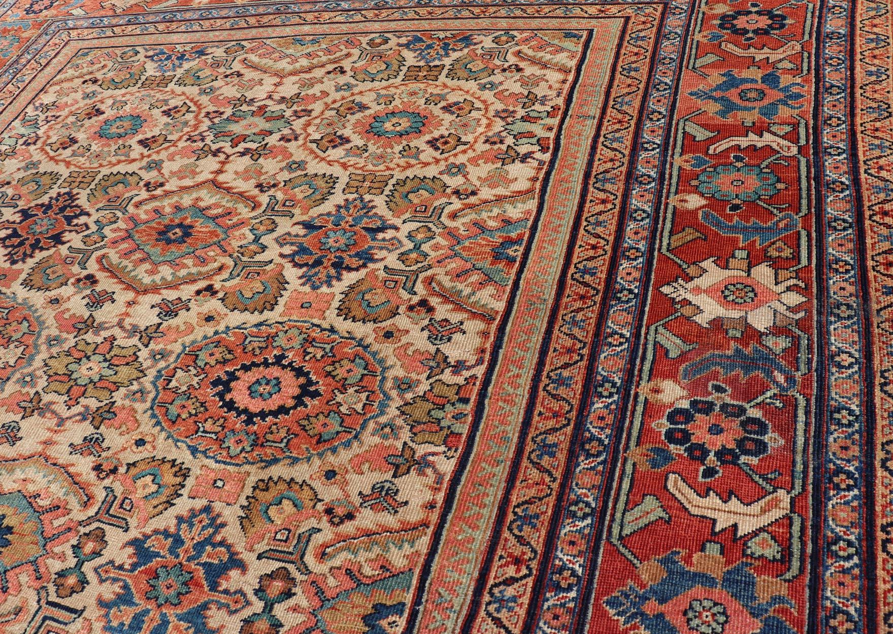 Antico tappeto persiano Sultanabad Rugs con disegno sub geometrico all over su campo avorio In condizioni buone in vendita a Atlanta, GA