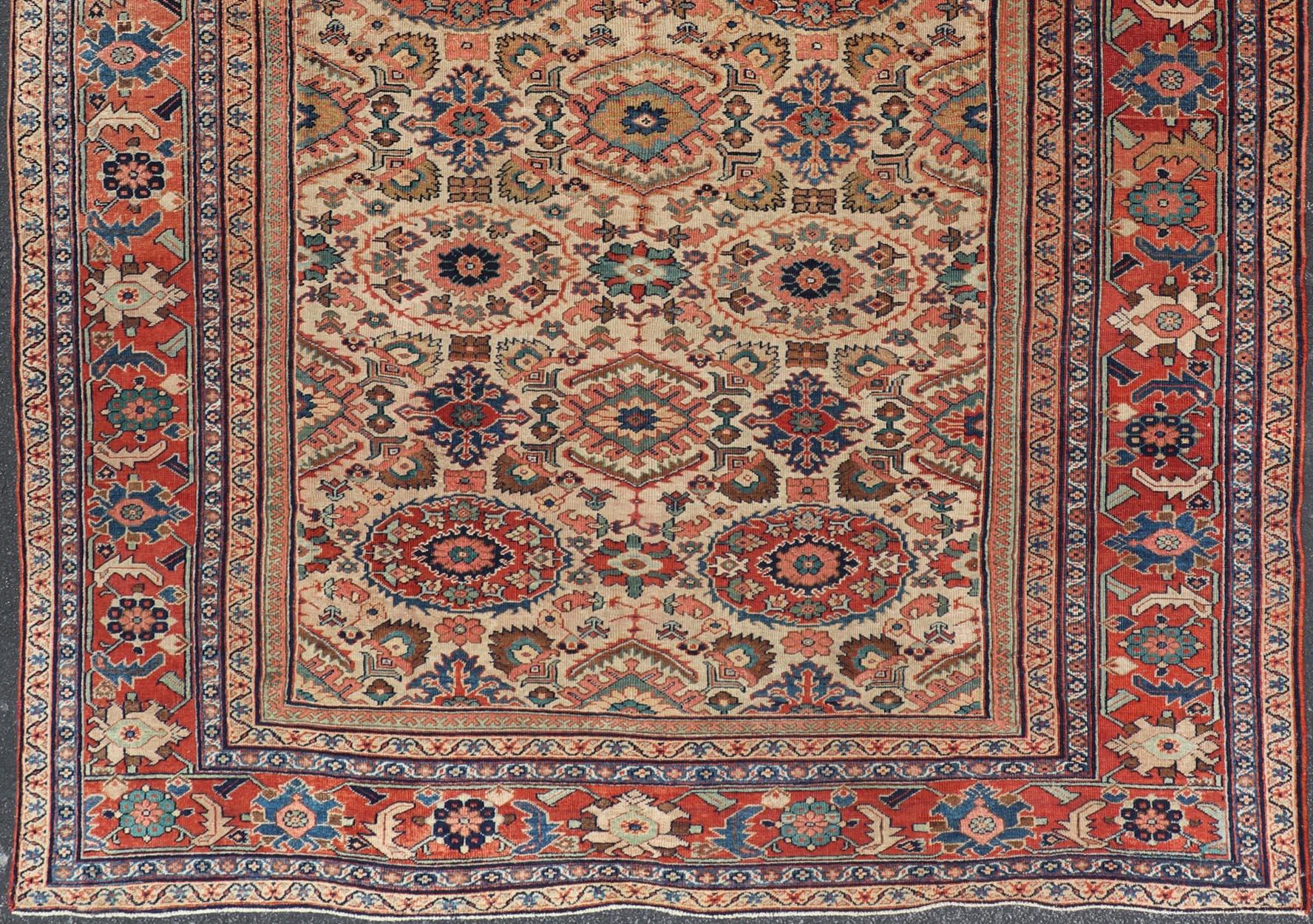 Antico tappeto persiano Sultanabad Rugs con disegno sub geometrico all over su campo avorio in vendita 1
