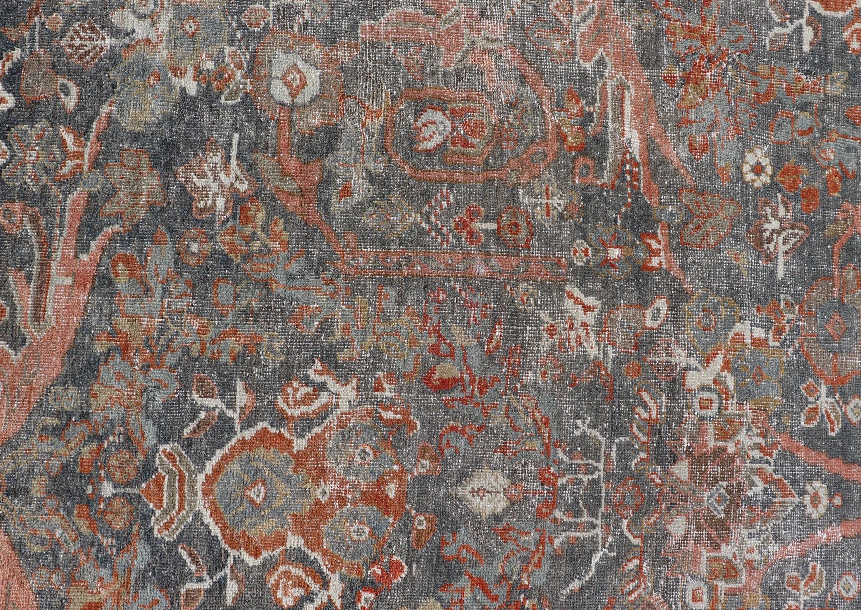 Mesures : 10'2 x 16'3 
Ancien tapis persan Sultanabad avec motifs floraux Allover Muted Blue 10'2 x 16'3. Keivan Woven Arts/ tapis/A24-0806, pays d'origine / type : Iran / CIRCA, circa 1910.
Ce magnifique tapis ancien persan Sultanabad présente un