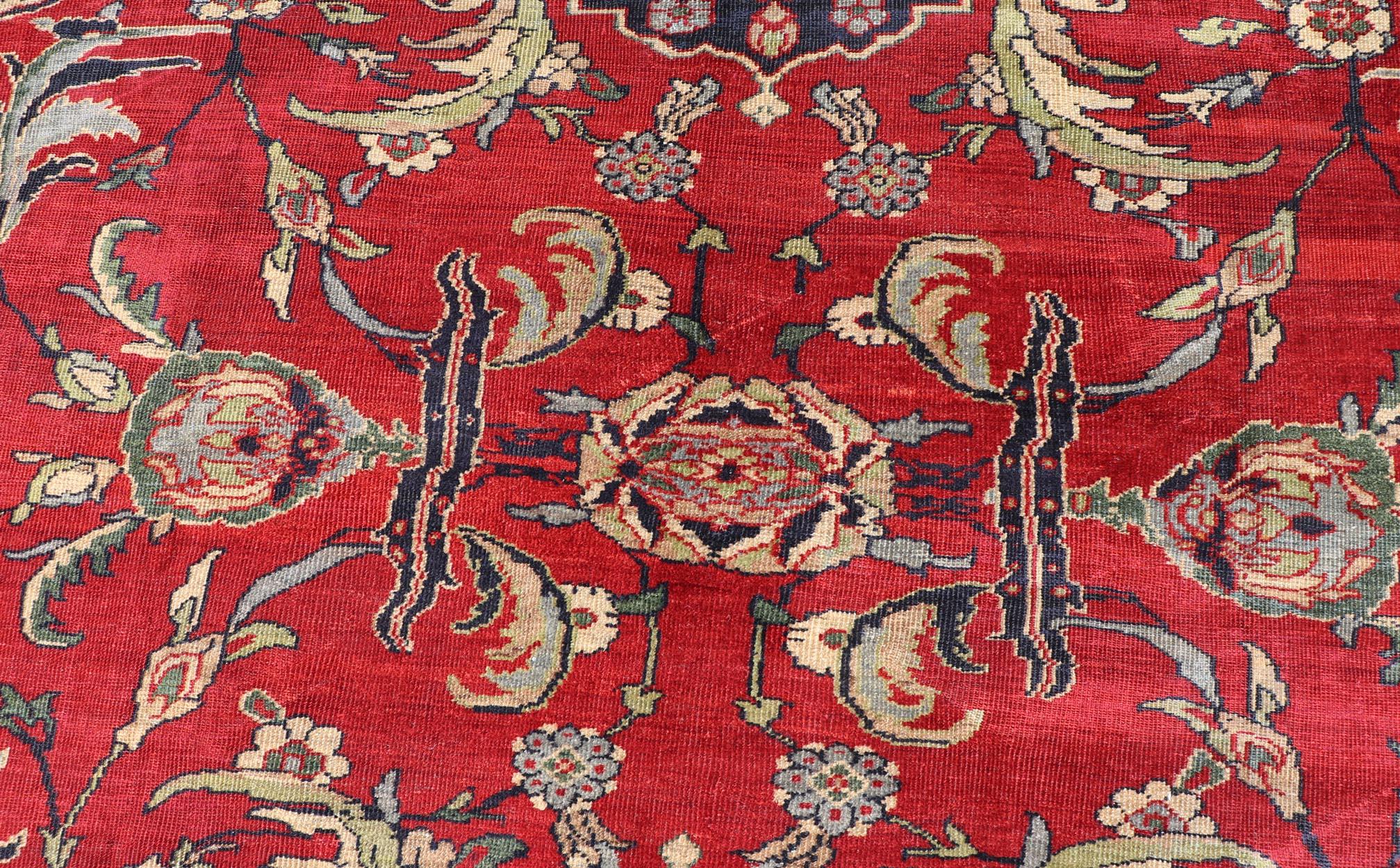 Antiker persischer Zeigler Sultanabad-Teppich aus Sultanabad mit botanischen Elementen auf rotem Feld im Angebot 1