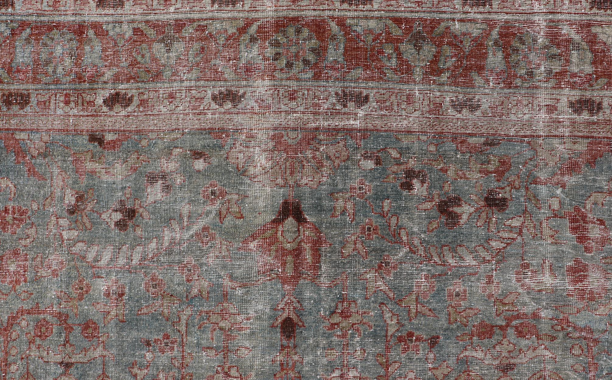 Maße: 7'5 x 9'4 
Antiker persischer Sultanabad-Teppich mit eleganten floralen Motiven in zartem Blau 7'5 x 9'4. Keivan Woven Arts/ teppich/AVI-0803, Herkunftsland / Art: Iran / Sultanabad, um 1900.

Dieser exquisite antike persische