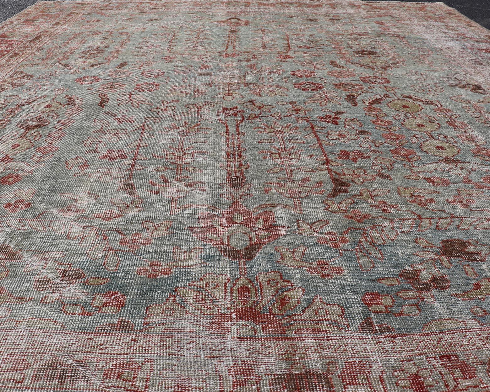 Antiker persischer Sultanabad-Teppich aus Sultanabad mit eleganten Blumenmotiven in Weichblau 7'5 x 9'4 im Angebot 1