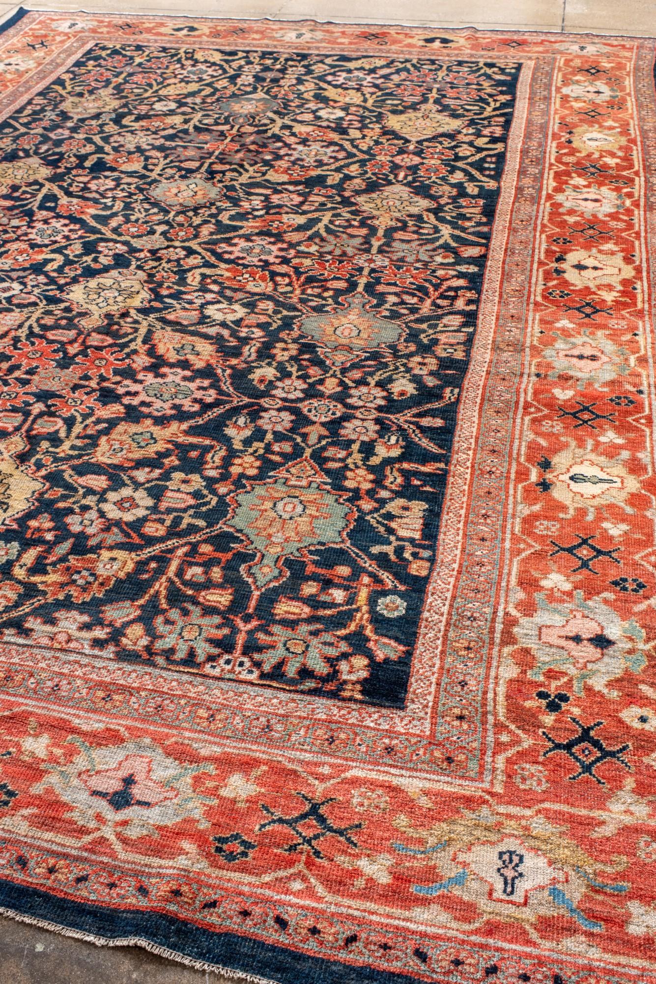 Persiano Antico tappeto persiano Sultanabad Rugs con disegno floreale e campo indaco profondo in vendita