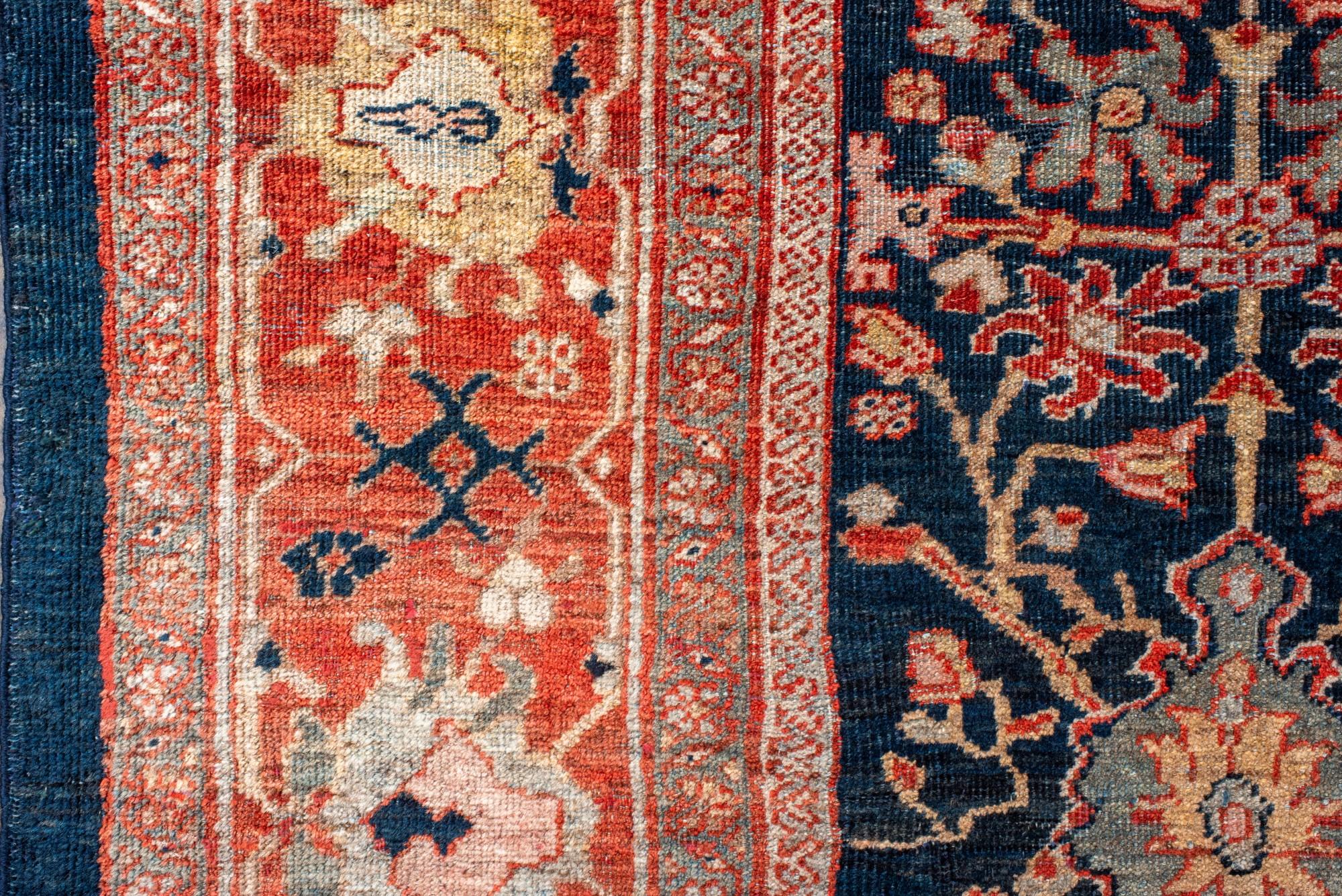 Antico tappeto persiano Sultanabad Rugs con disegno floreale e campo indaco profondo In condizioni buone in vendita a New York, NY