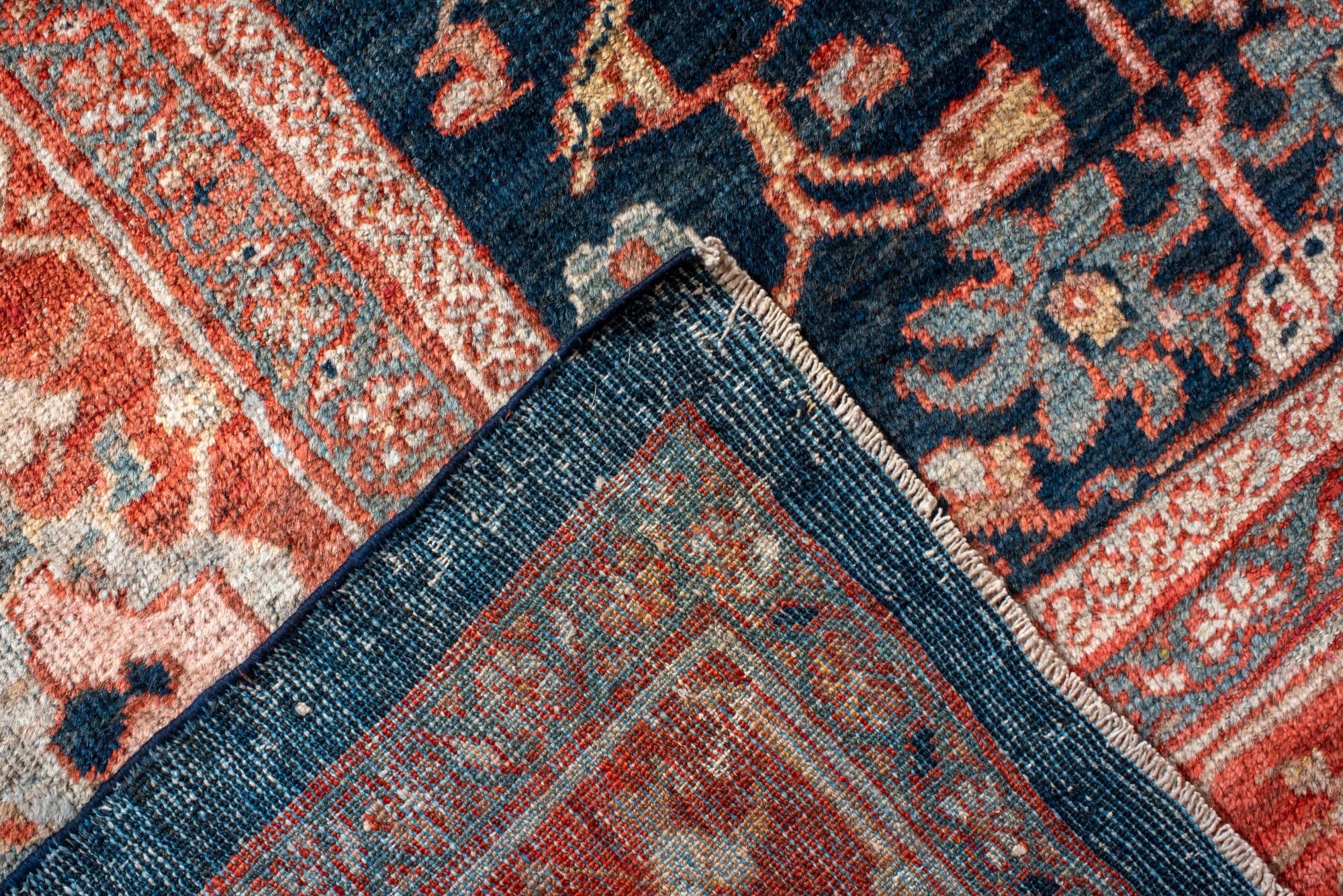 XX secolo Antico tappeto persiano Sultanabad Rugs con disegno floreale e campo indaco profondo in vendita