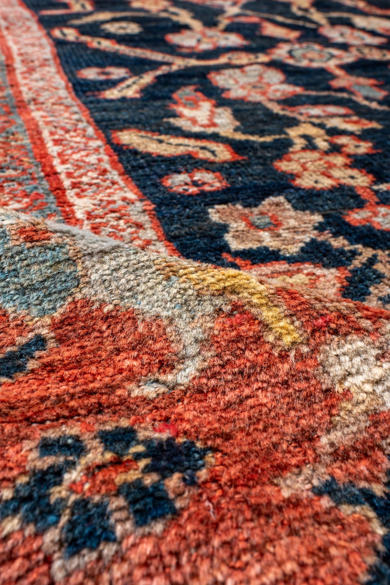 Lana Antico tappeto persiano Sultanabad Rugs con disegno floreale e campo indaco profondo in vendita