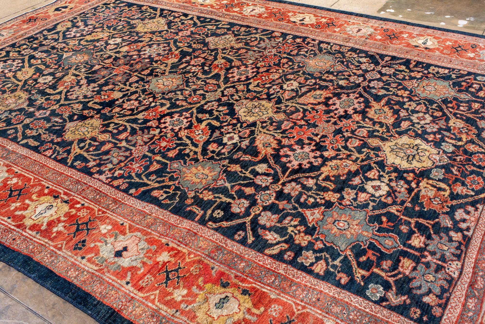 Antico tappeto persiano Sultanabad Rugs con disegno floreale e campo indaco profondo in vendita 1