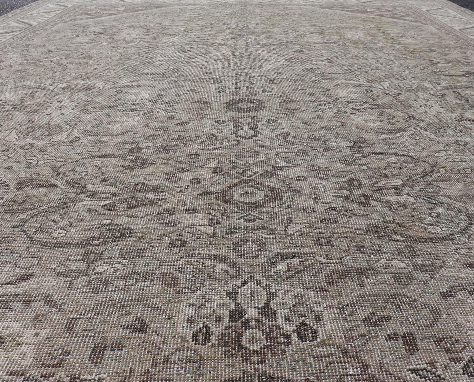 Ancien tapis persan Sultanabad Rugs avec am designs en gris doux 10'1 x 13'5 en vente 4