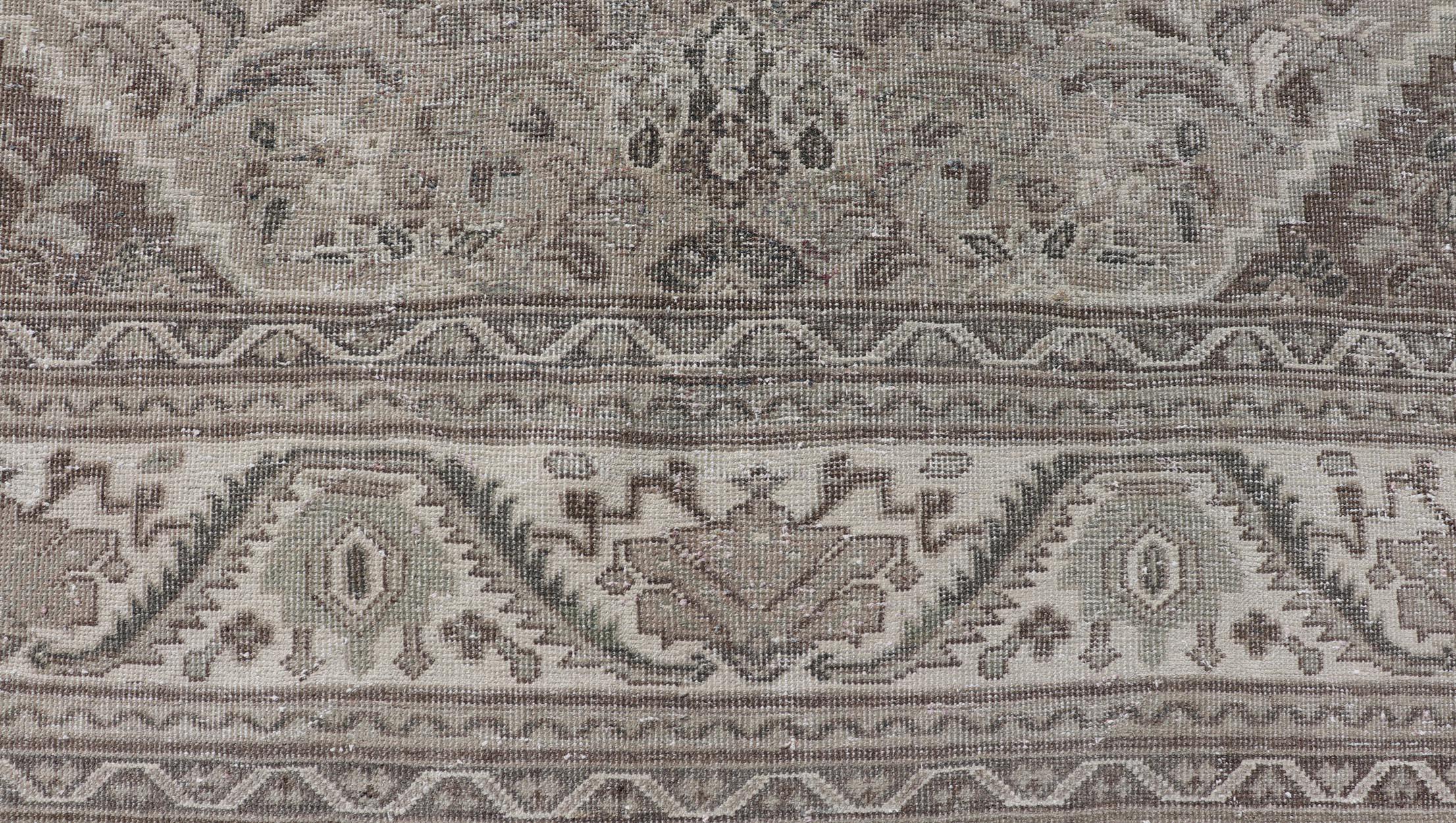 Ancien tapis persan Sultanabad Rugs avec am designs en gris doux 10'1 x 13'5 en vente 5