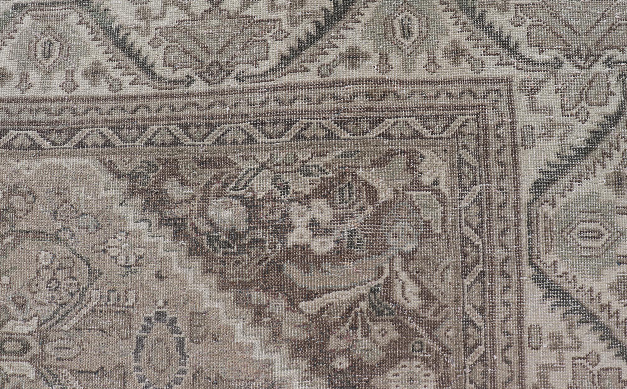 Mesures : 10'1 x 13'5 
Ancien tapis persan Sultanabad à motifs de médaillons en gris doux 10'1 x 13'5. Keivan Woven Arts/ tapis/PTA-200707, pays d'origine / type : Iran / Sultanabad, circa 1930.

Cet exceptionnel tapis ancien persan Sultanabad