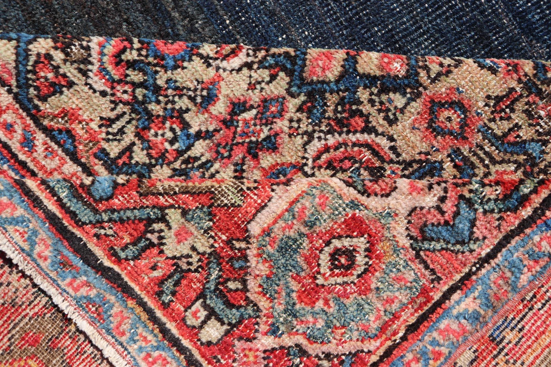 Tapis persan ancien de Sultanabad avec médaillon sur un champ bleu marine en vente 3