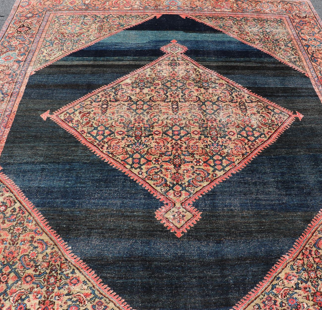 Antique Persian Sultanabad Rug With Medallion On A Navy Blue Field  For Sale 6