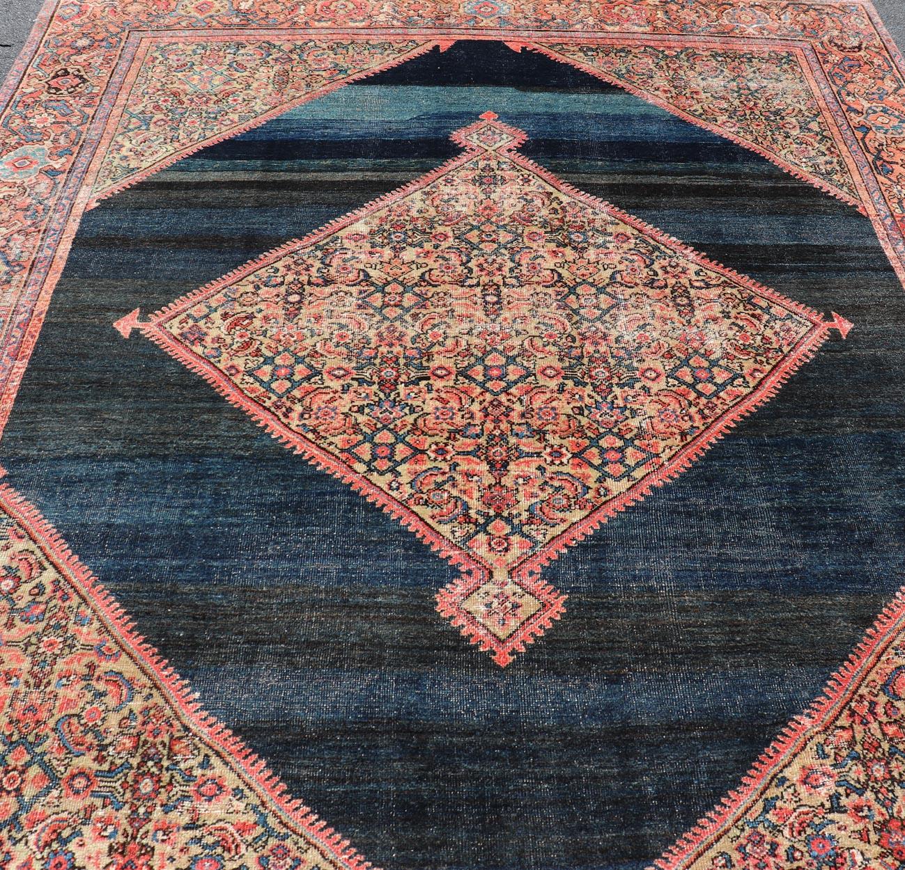 Tapis persan ancien de Sultanabad avec médaillon sur un champ bleu marine en vente 5