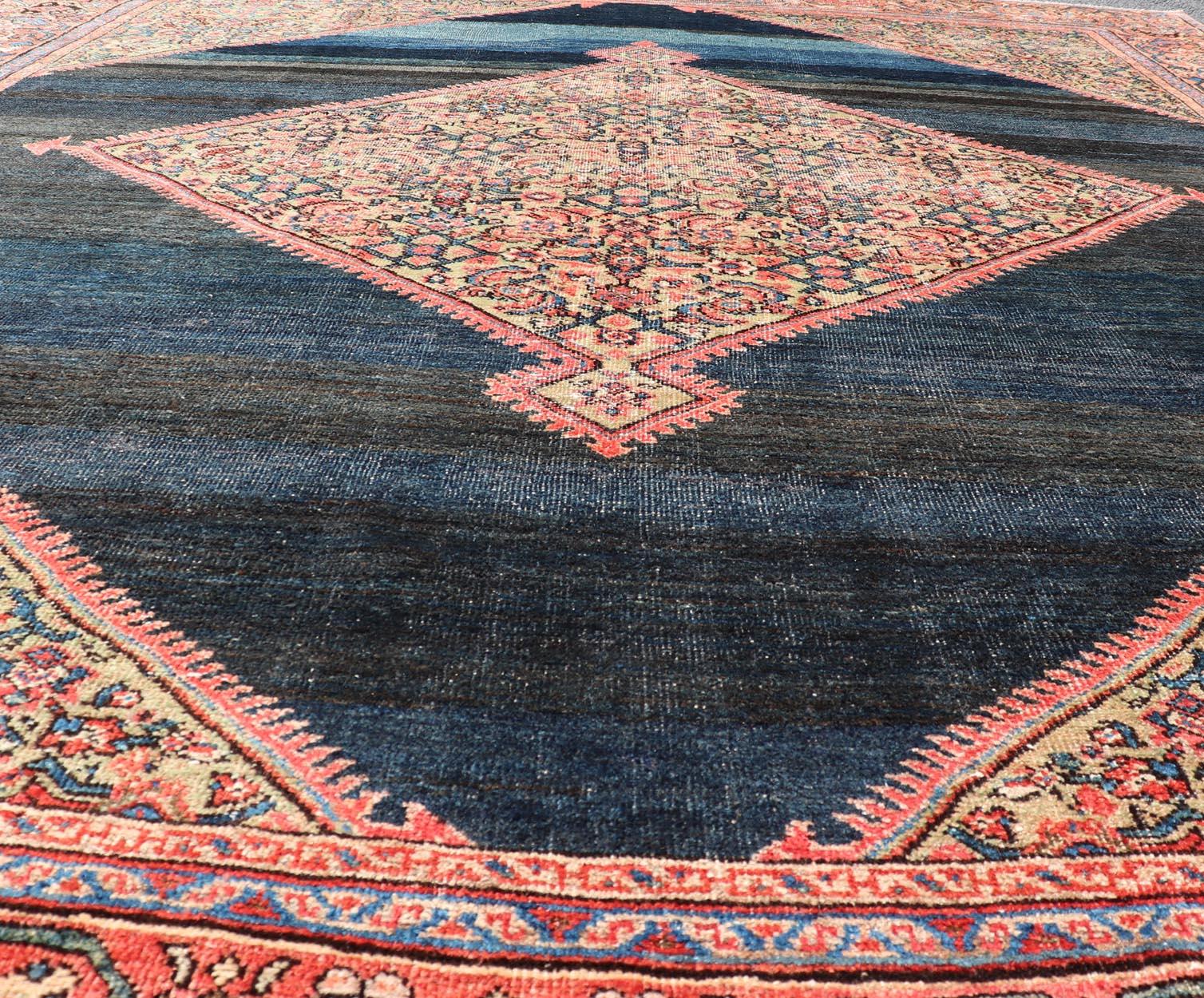 Antique Persian Sultanabad Rug With Medallion On A Navy Blue Field  For Sale 7